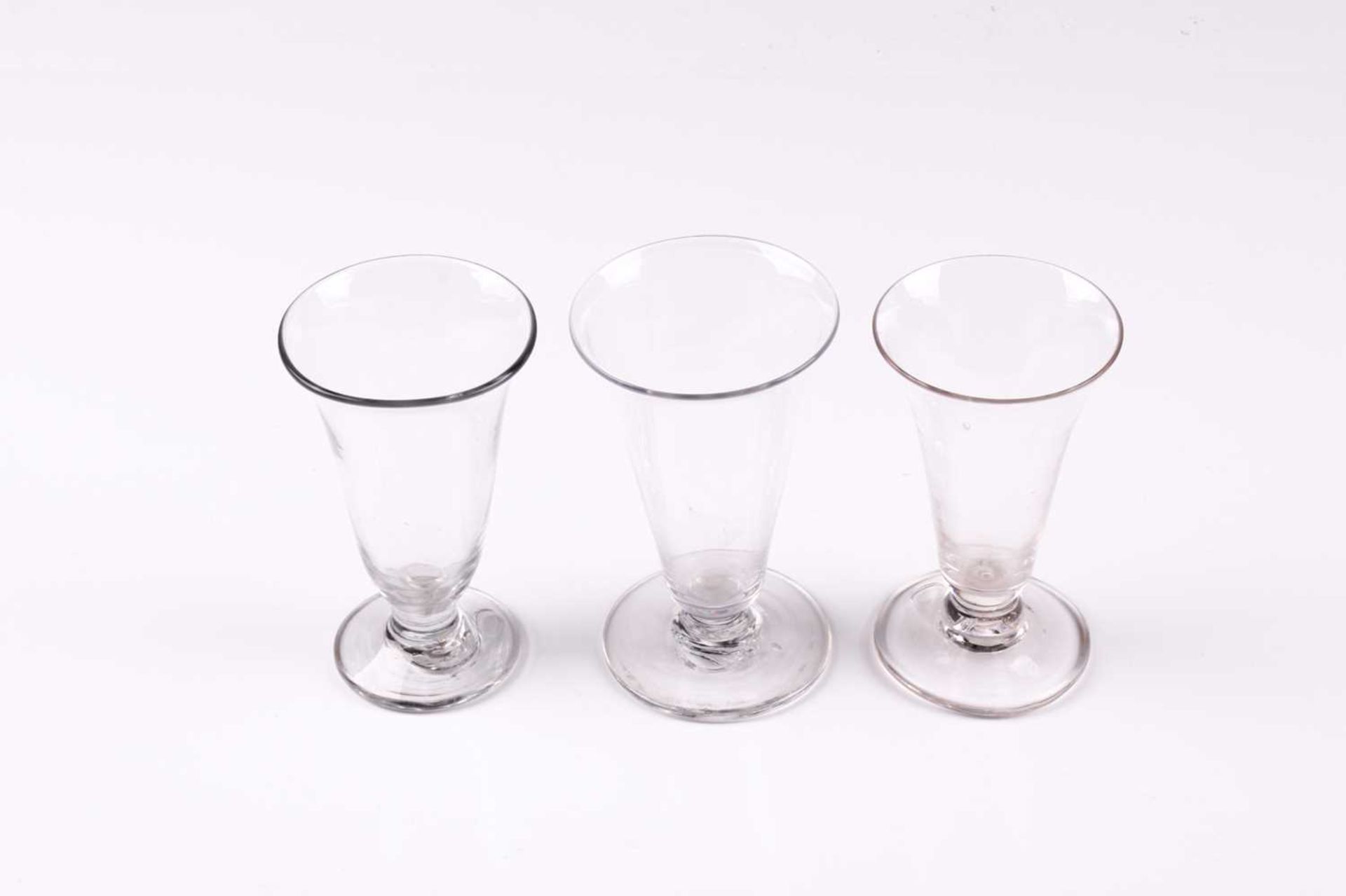 A collection of 19th century and later glasses, including custard cups, dwarf ales and other - Bild 6 aus 10