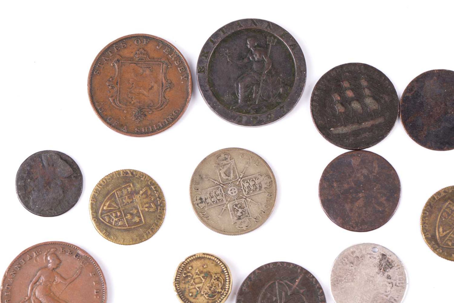 A collection of UK coins and trade tokens, comprising a Charles I 20 shilling coin weight, a William - Bild 9 aus 12