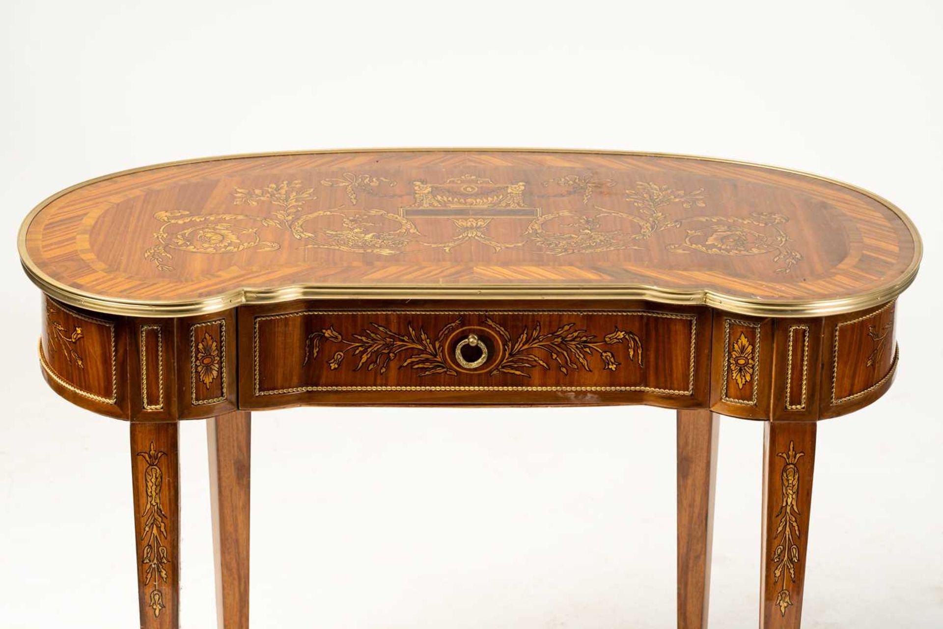 A Louis XVI style kidney shaped Kingwood bureau plat by Berry European Furniture,with inlaid and pen - Image 4 of 8