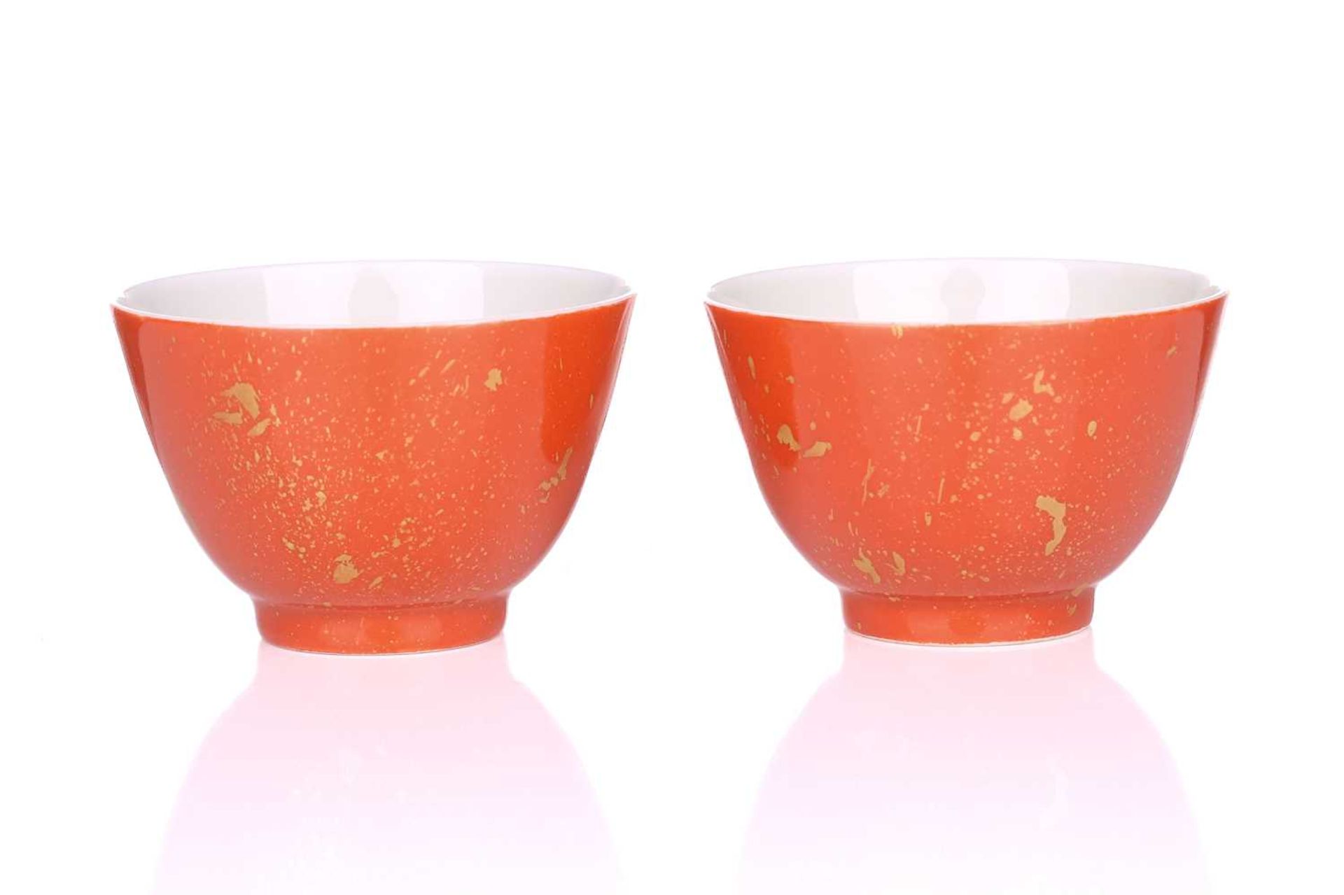 A pair of Chinese porcelain tea bowls, Republic period, with gilt splashes on a coral ground, - Image 9 of 13