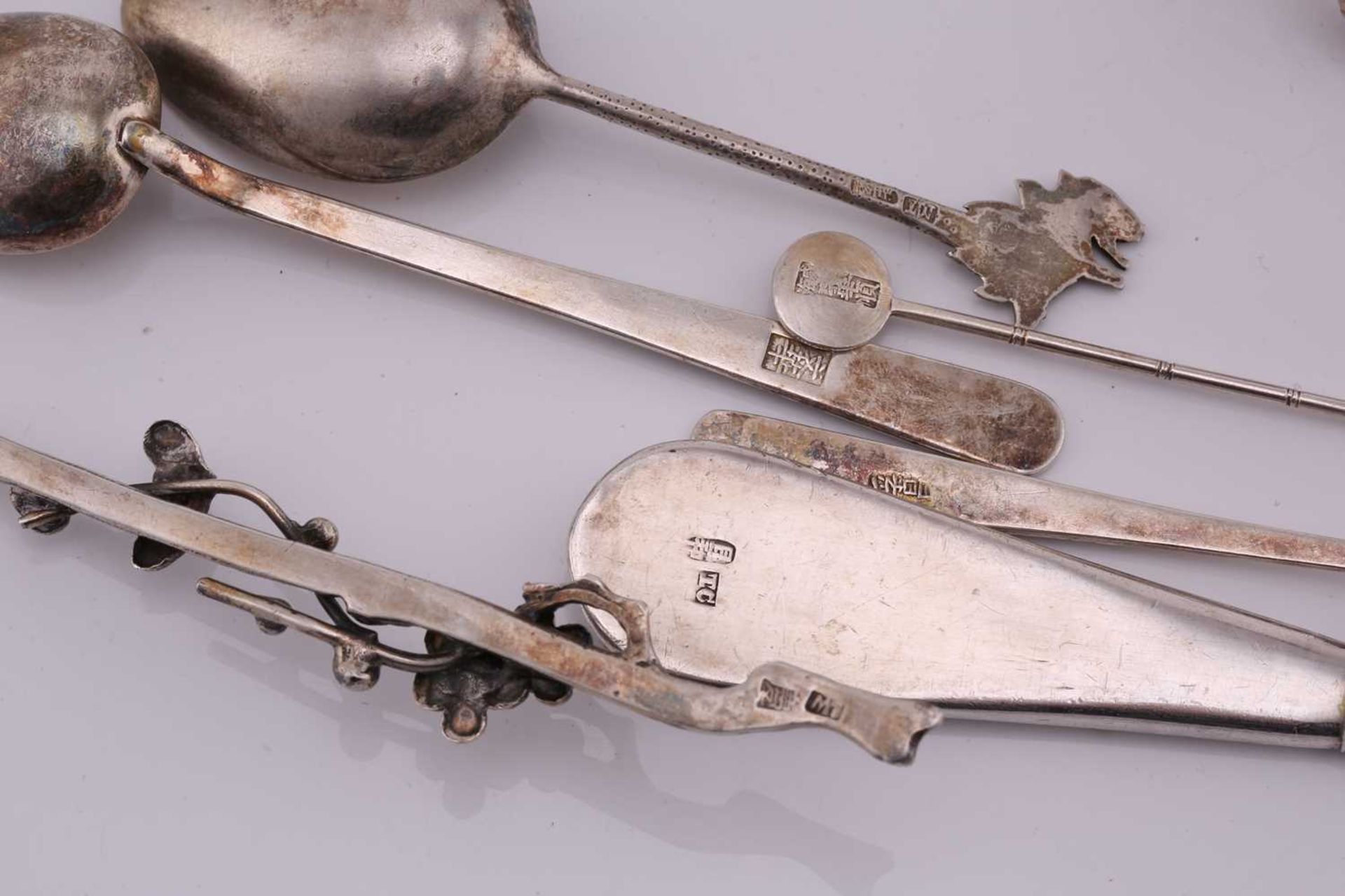 A collection of Chinese silver and white metal wares, comprising a prunus flower serving spoon by - Bild 6 aus 9