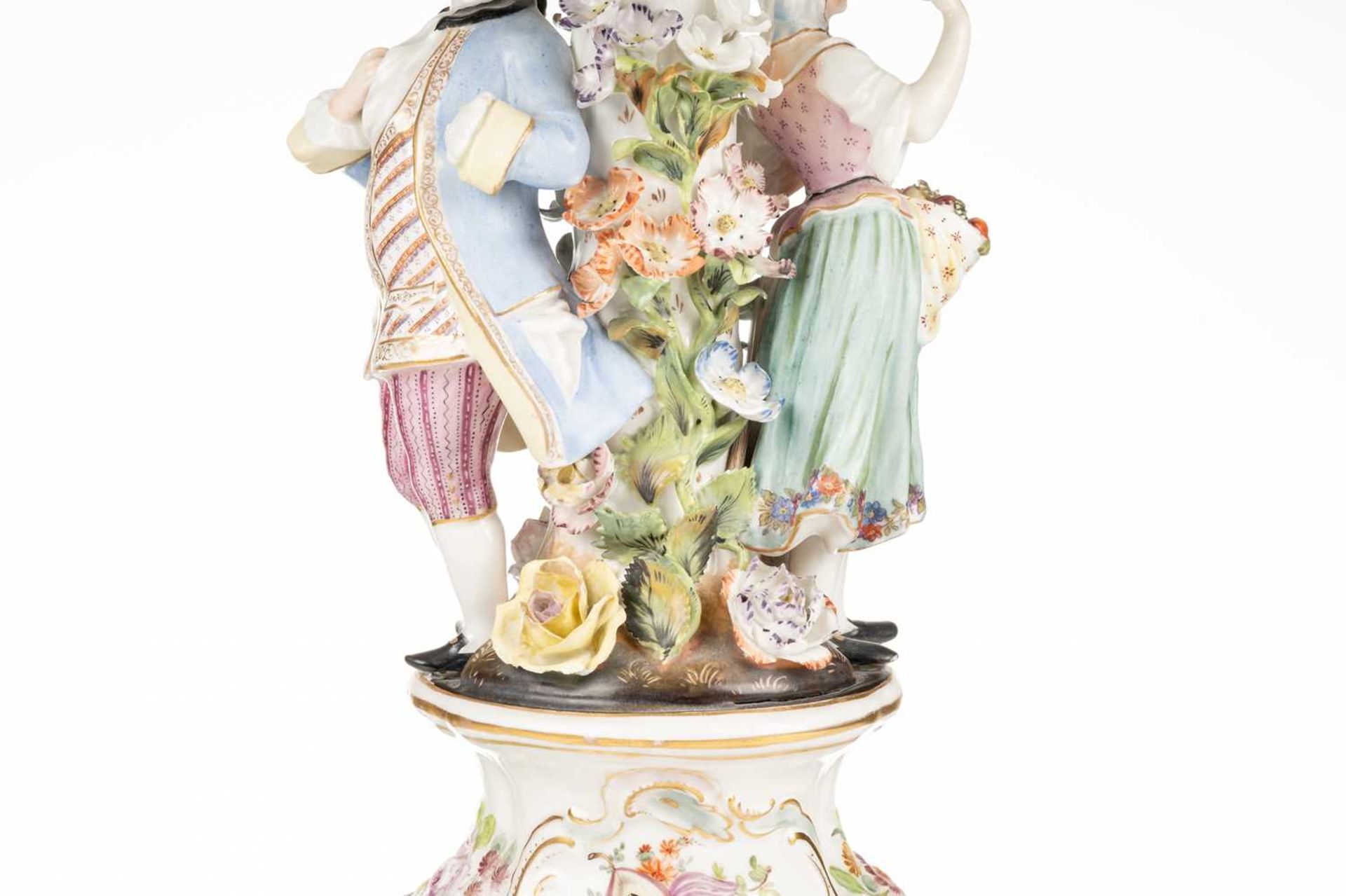 An early 20th-century Potschapel figural porcelain table lamp, modelled as a lady and gallant in - Bild 5 aus 8