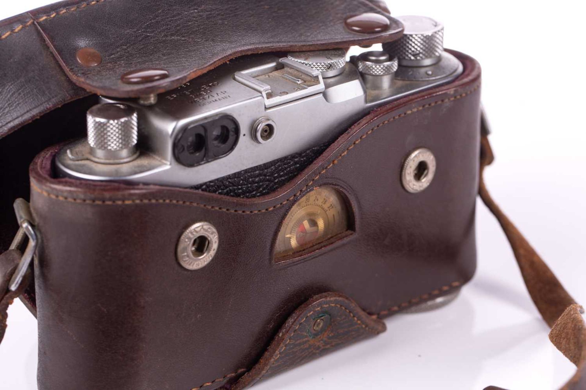 A 1958 Leica DBP Ernst Leitz GMBH Wetzlar IIIg camera, (No 933881), with Ernst Leitz GMBH Wetzlar - Image 19 of 20