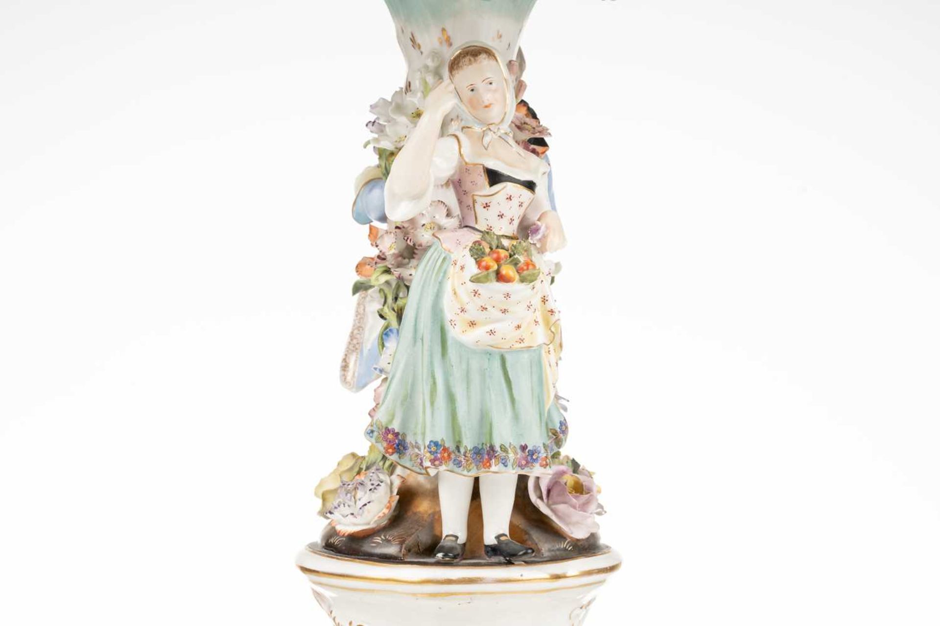 An early 20th-century Potschapel figural porcelain table lamp, modelled as a lady and gallant in - Bild 3 aus 8