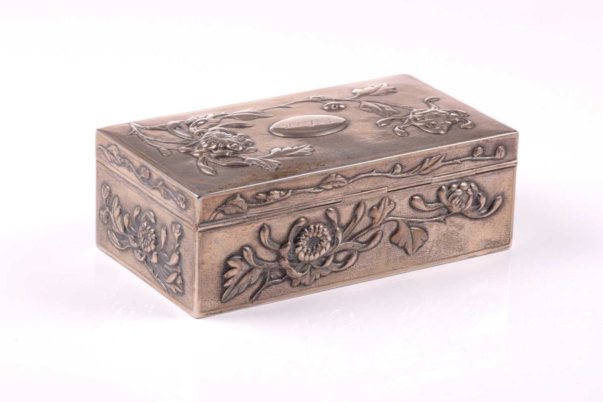 Two Chinese silver dressing table boxes, Hung Chong & Co, circa 1900, of rectangular and circular - Bild 2 aus 10