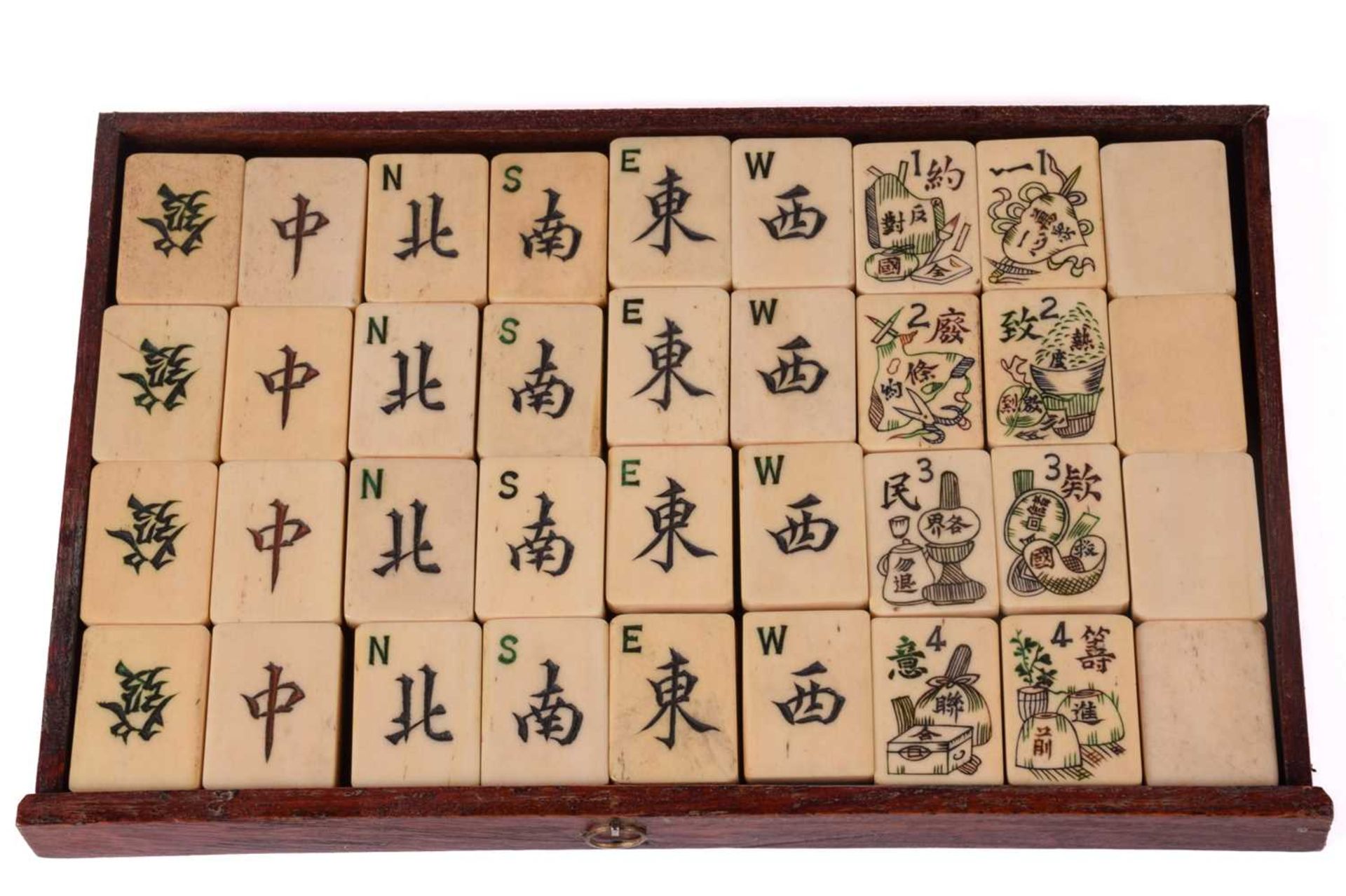 A Chinese Mahjong set, late Qing/early 20th century, complete with numerous bone sticks and bamboo - Bild 9 aus 18