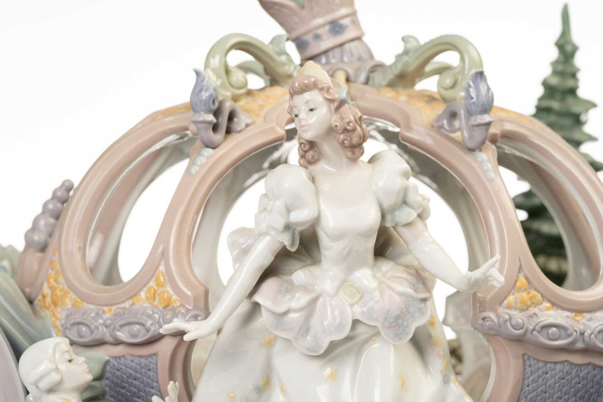 A large and impressive Lladro figure group, 'Cinderella's Arrival' No 263 (edition of 1,500?) - Bild 3 aus 18