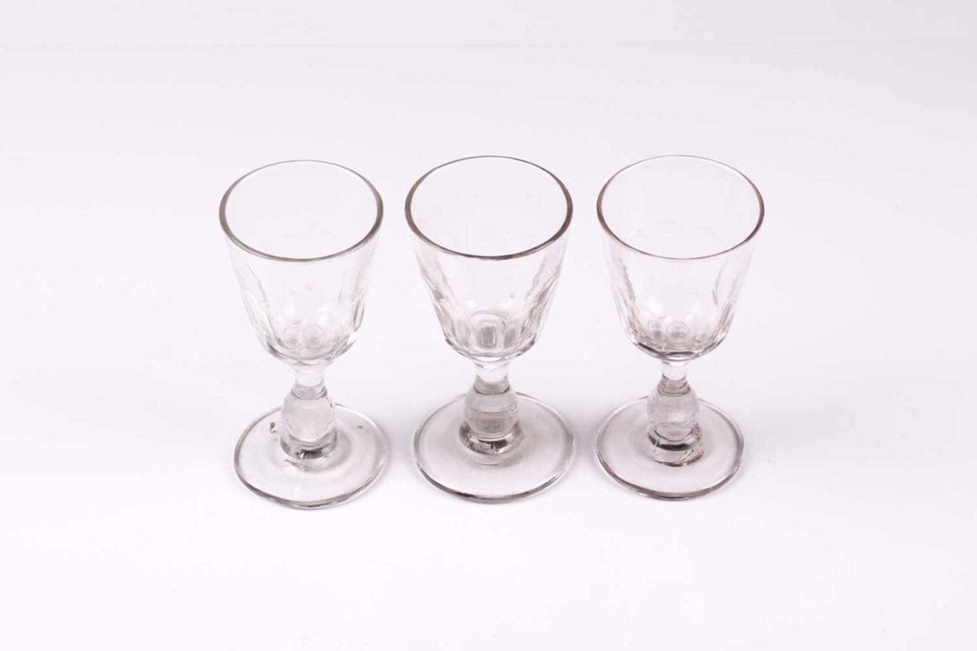 A collection of 19th century and later glasses, including custard cups, dwarf ales and other - Bild 9 aus 10