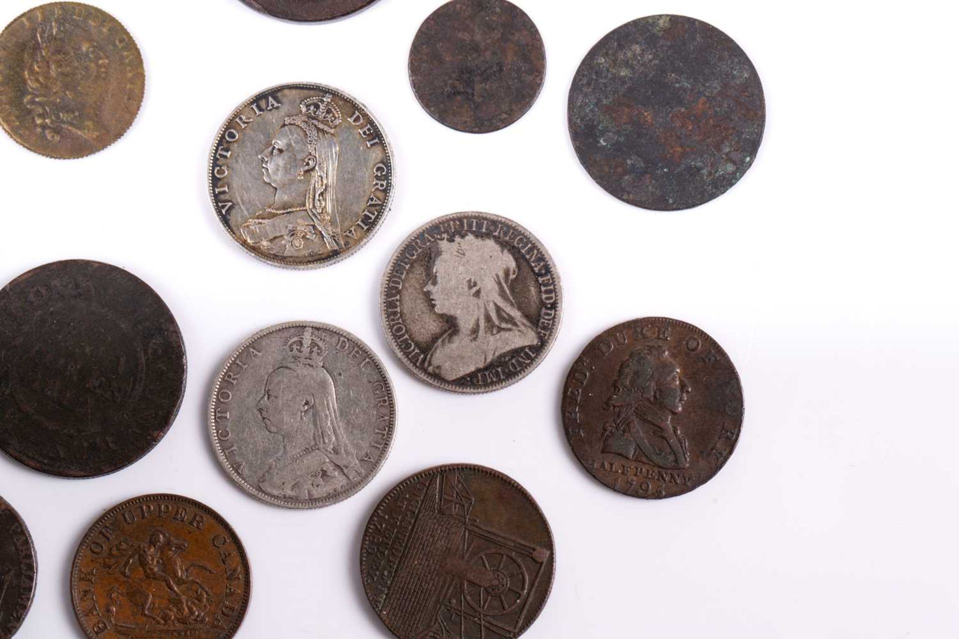A collection of UK coins and trade tokens, comprising a Charles I 20 shilling coin weight, a William - Bild 3 aus 12