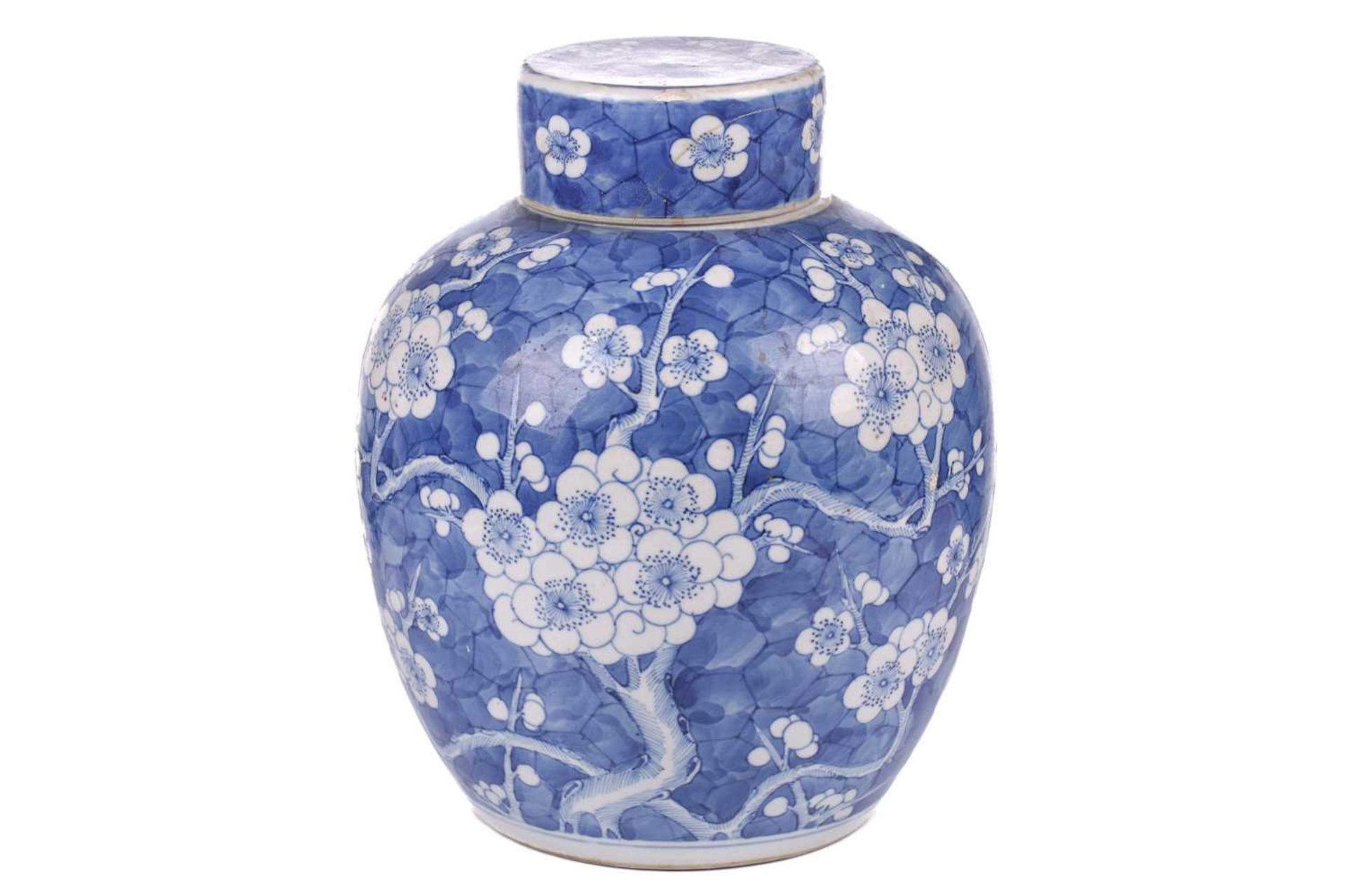 A large Chinese blue & white prunus pattern ginger jar and cover, late Qing, on cracked ice - Bild 2 aus 34