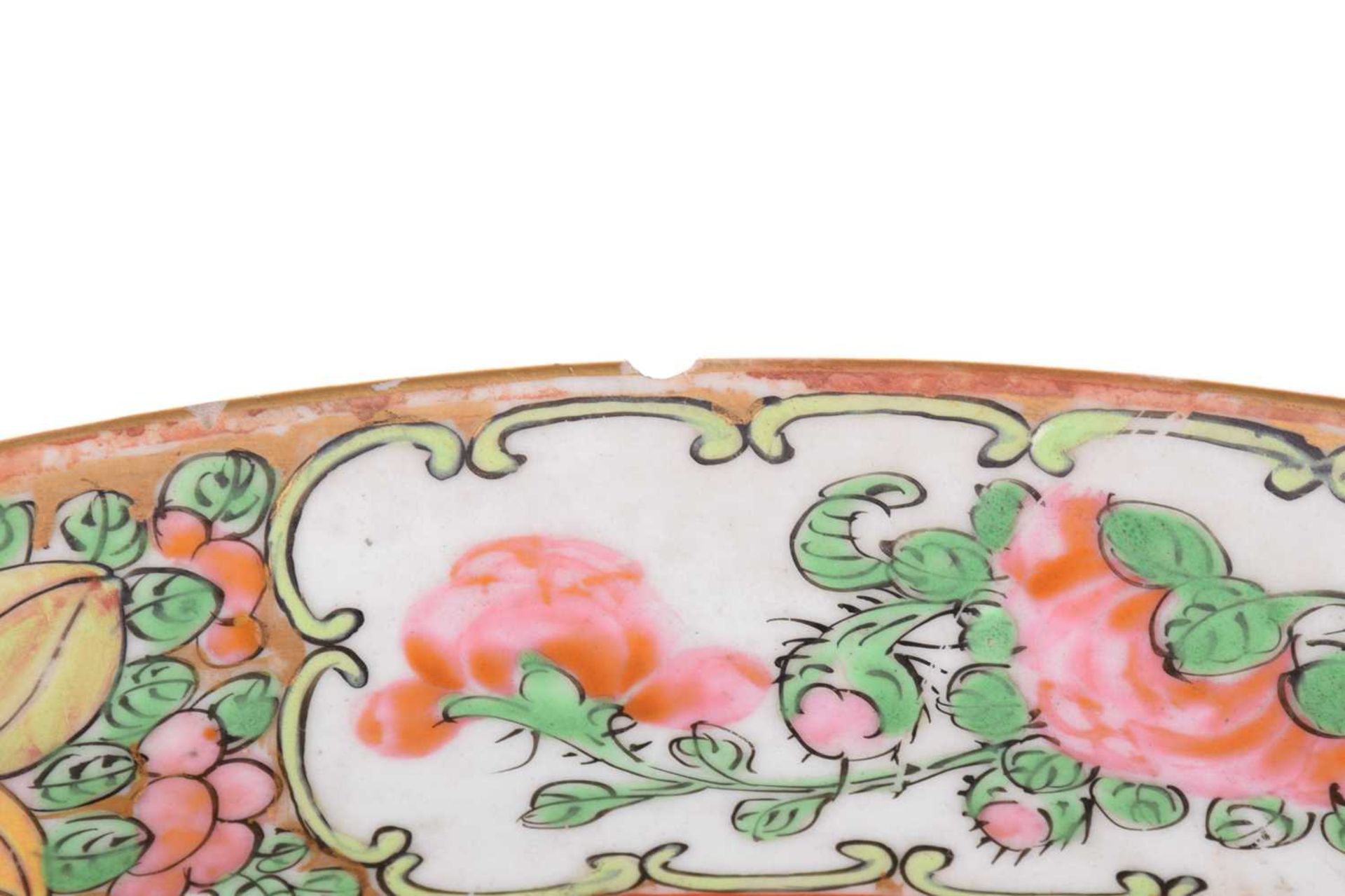 A large Cantonese 'Famille rose' enamel punch bowl, 19th century, decorated with alternating - Bild 8 aus 15