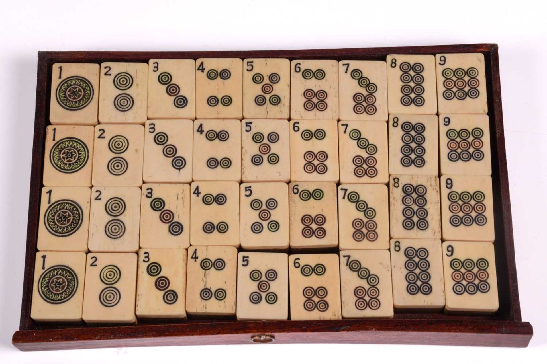 A Chinese Mahjong set, late Qing/early 20th century, complete with numerous bone sticks and bamboo - Bild 7 aus 18