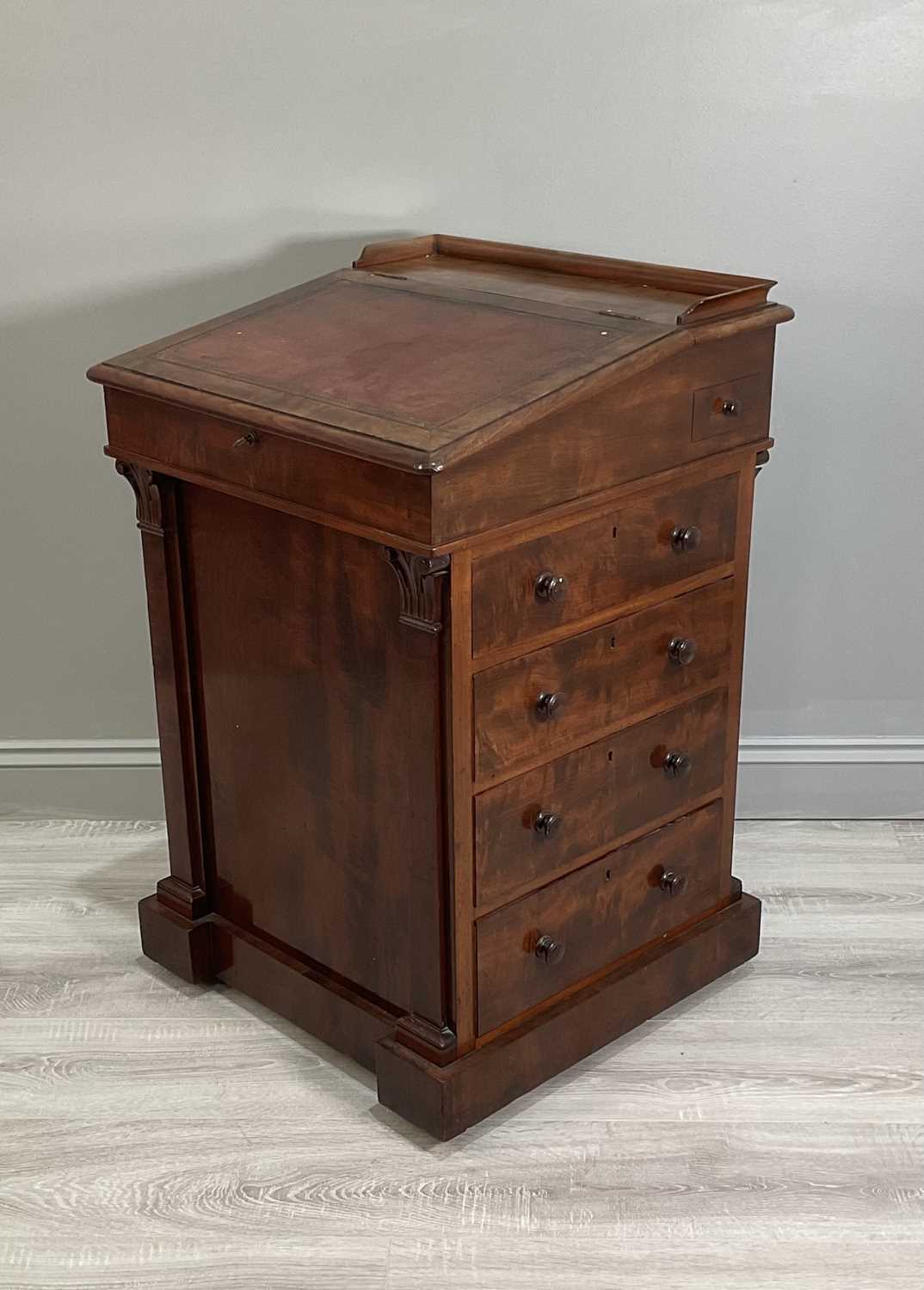 An early Victorian mahogany Davenport desk with a sliding leather inset and fitted top section above - Image 7 of 7