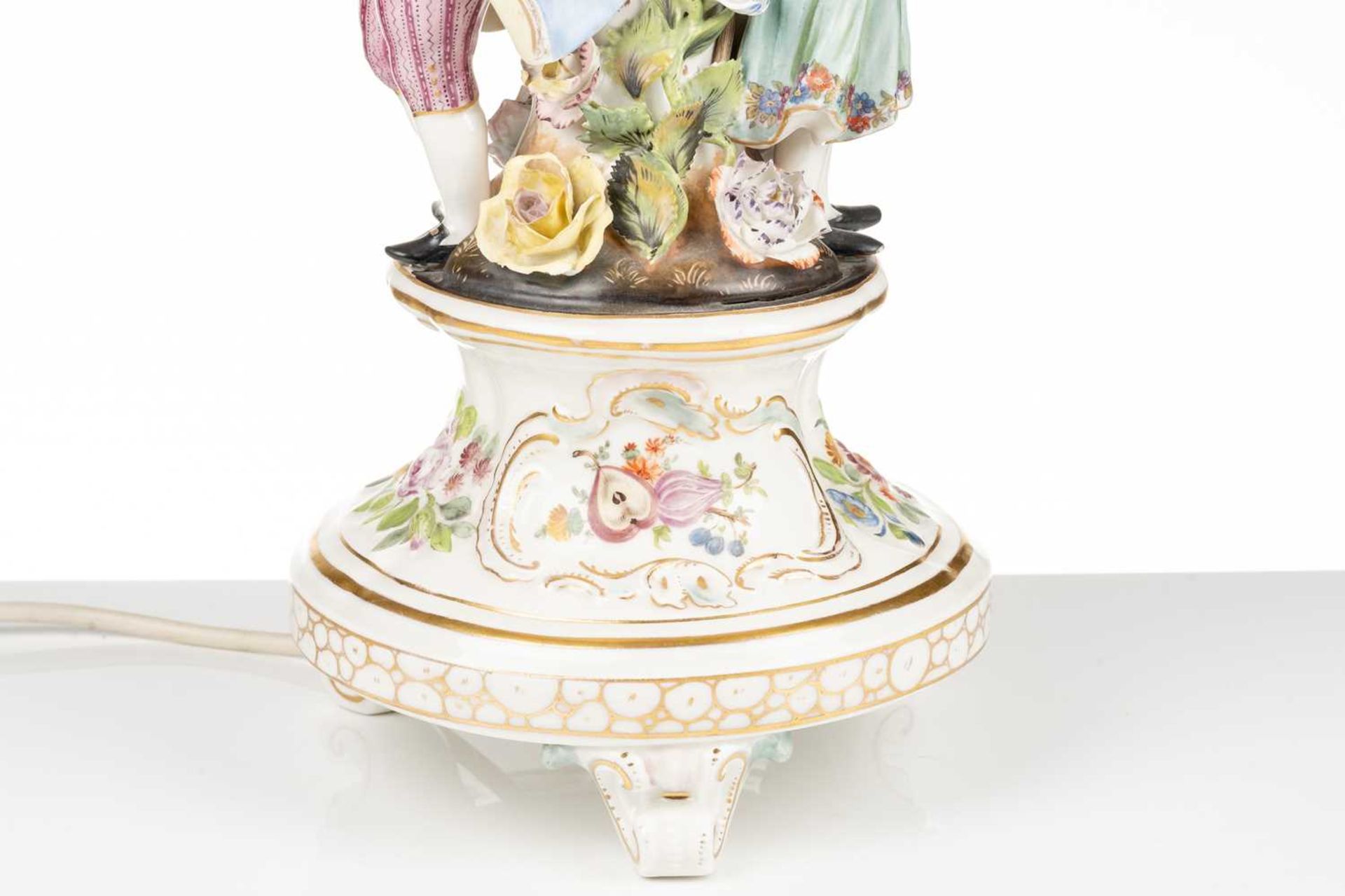 An early 20th-century Potschapel figural porcelain table lamp, modelled as a lady and gallant in - Bild 6 aus 8