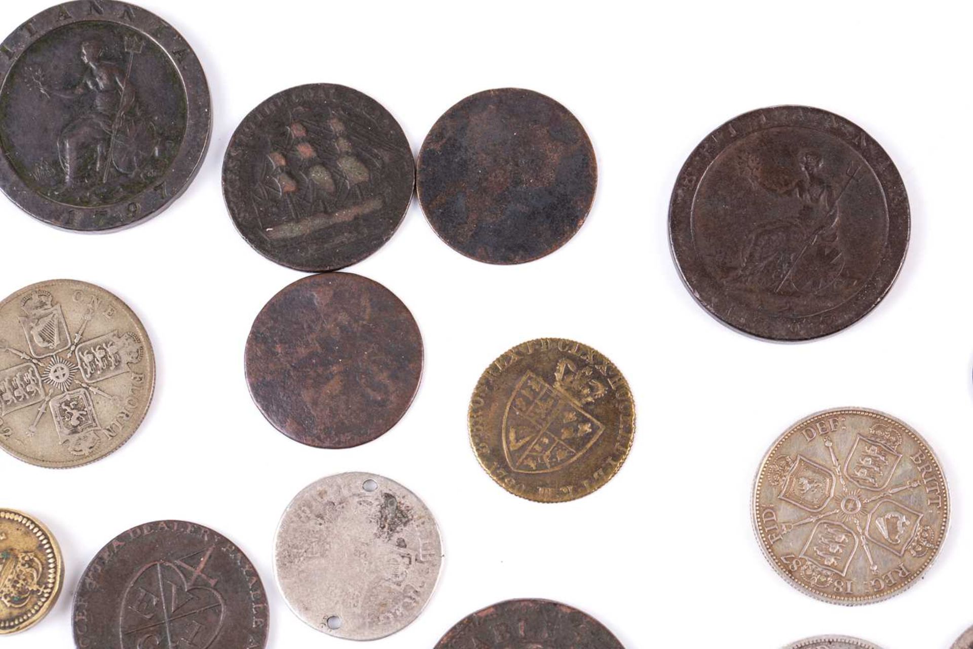 A collection of UK coins and trade tokens, comprising a Charles I 20 shilling coin weight, a William - Bild 11 aus 12