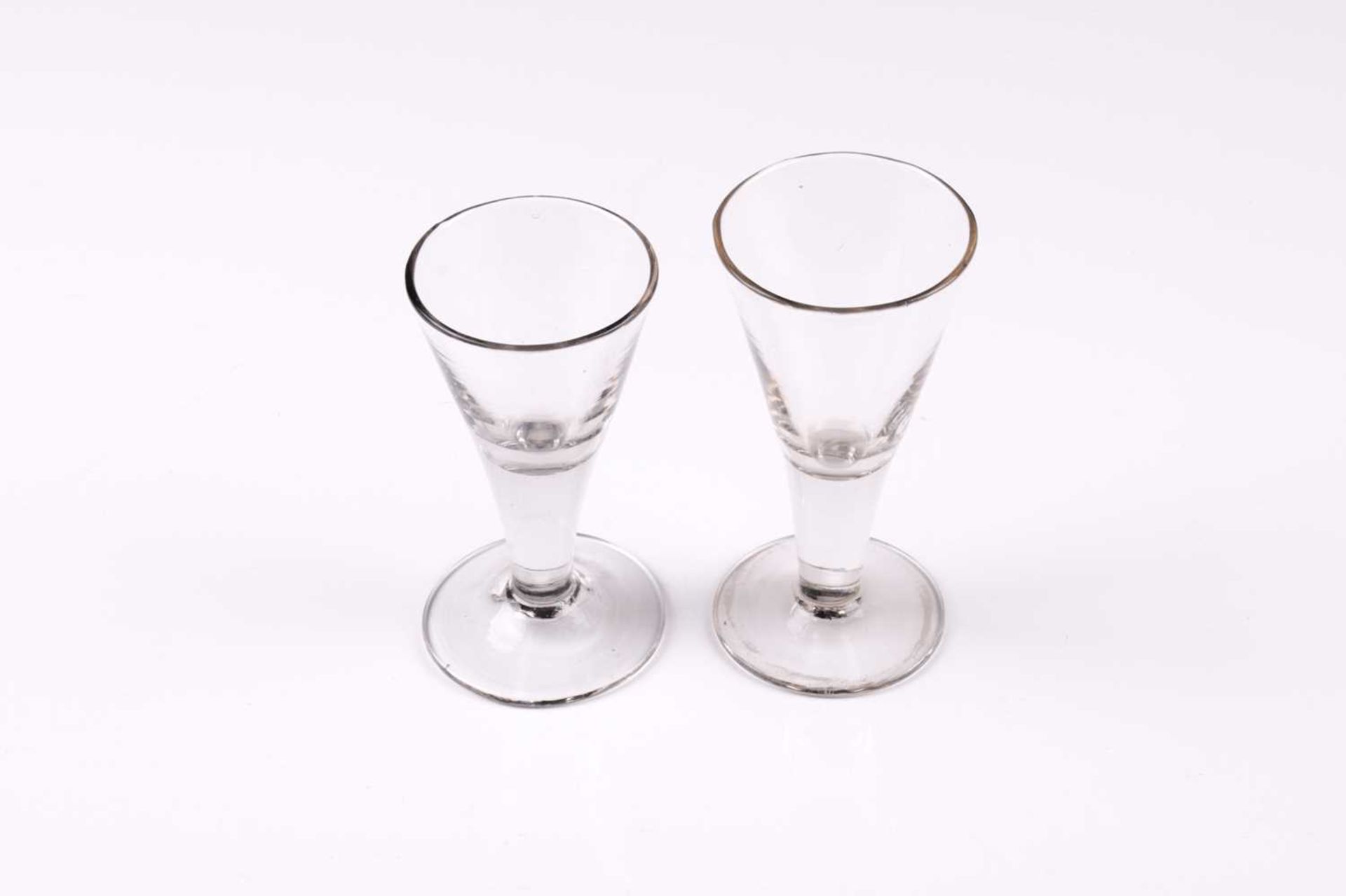 A collection of 19th century and later glasses, including custard cups, dwarf ales and other - Bild 8 aus 10