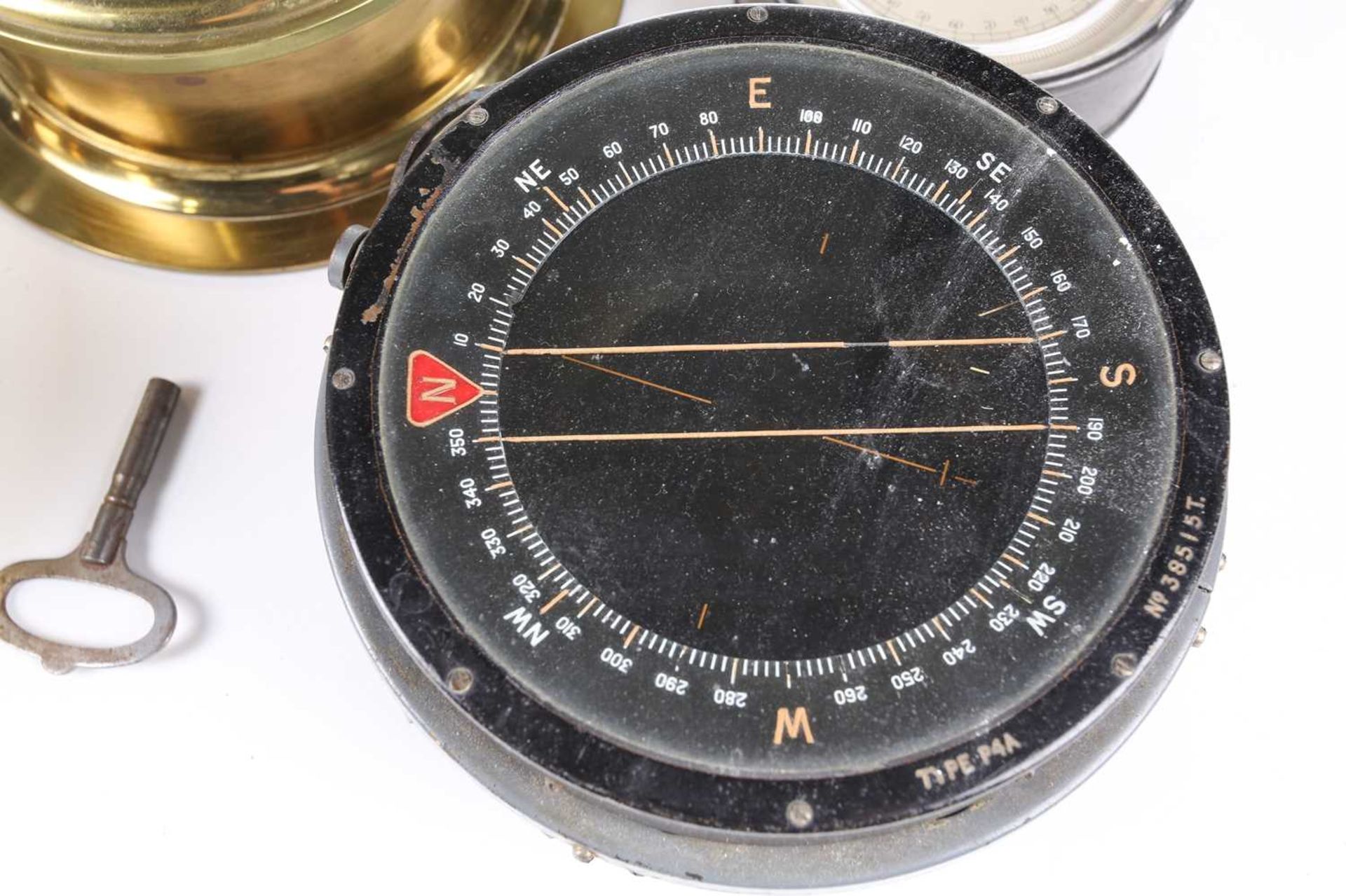 An early 20th century brass cased ships clock, fitted with bayonet bezel, 15cm dial; Davey & Co ( - Bild 4 aus 6