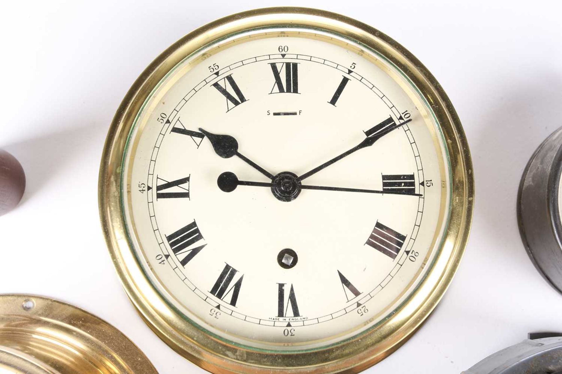 An early 20th century brass cased ships clock, fitted with bayonet bezel, 15cm dial; Davey & Co ( - Bild 5 aus 6