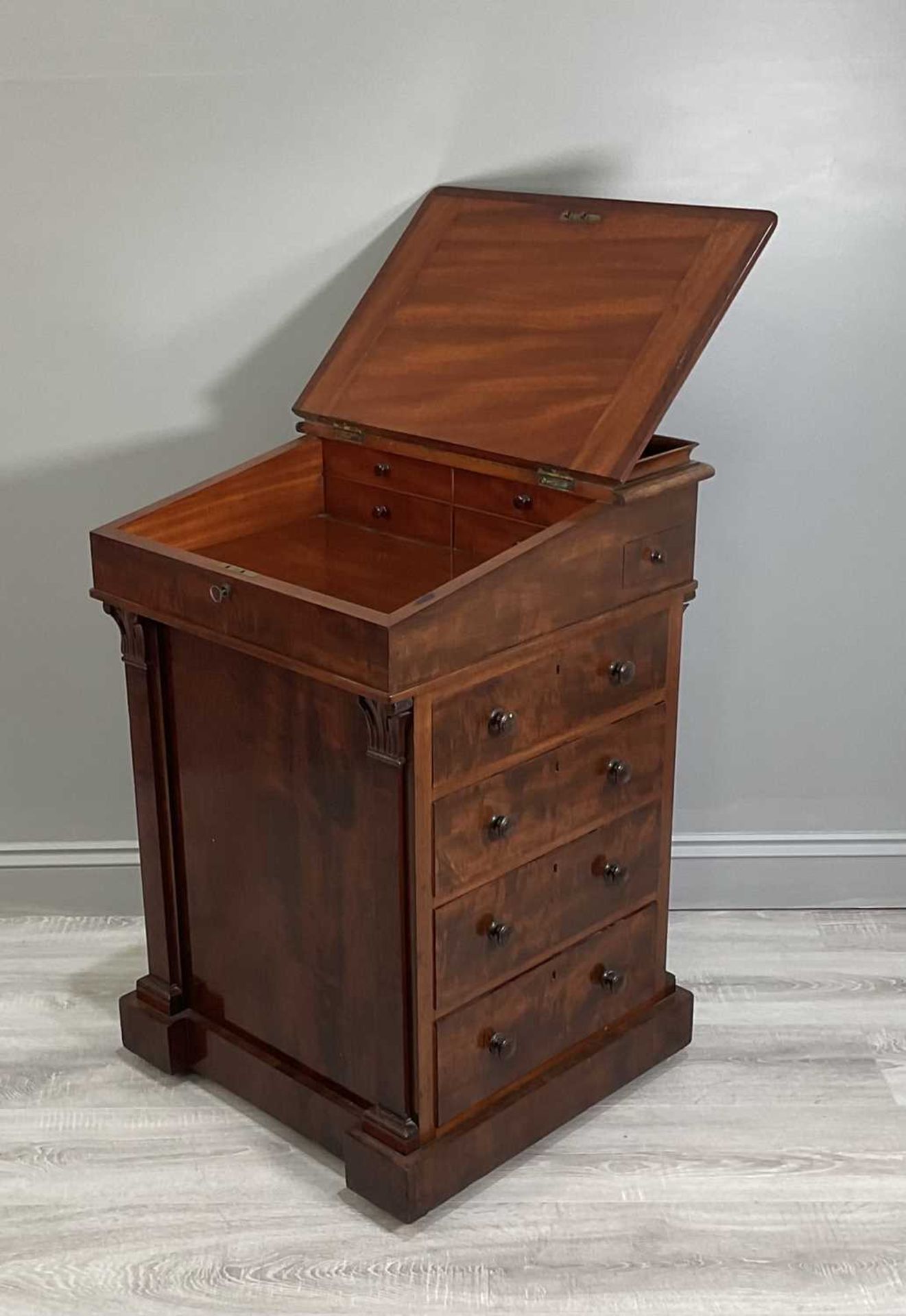 An early Victorian mahogany Davenport desk with a sliding leather inset and fitted top section above - Bild 3 aus 7