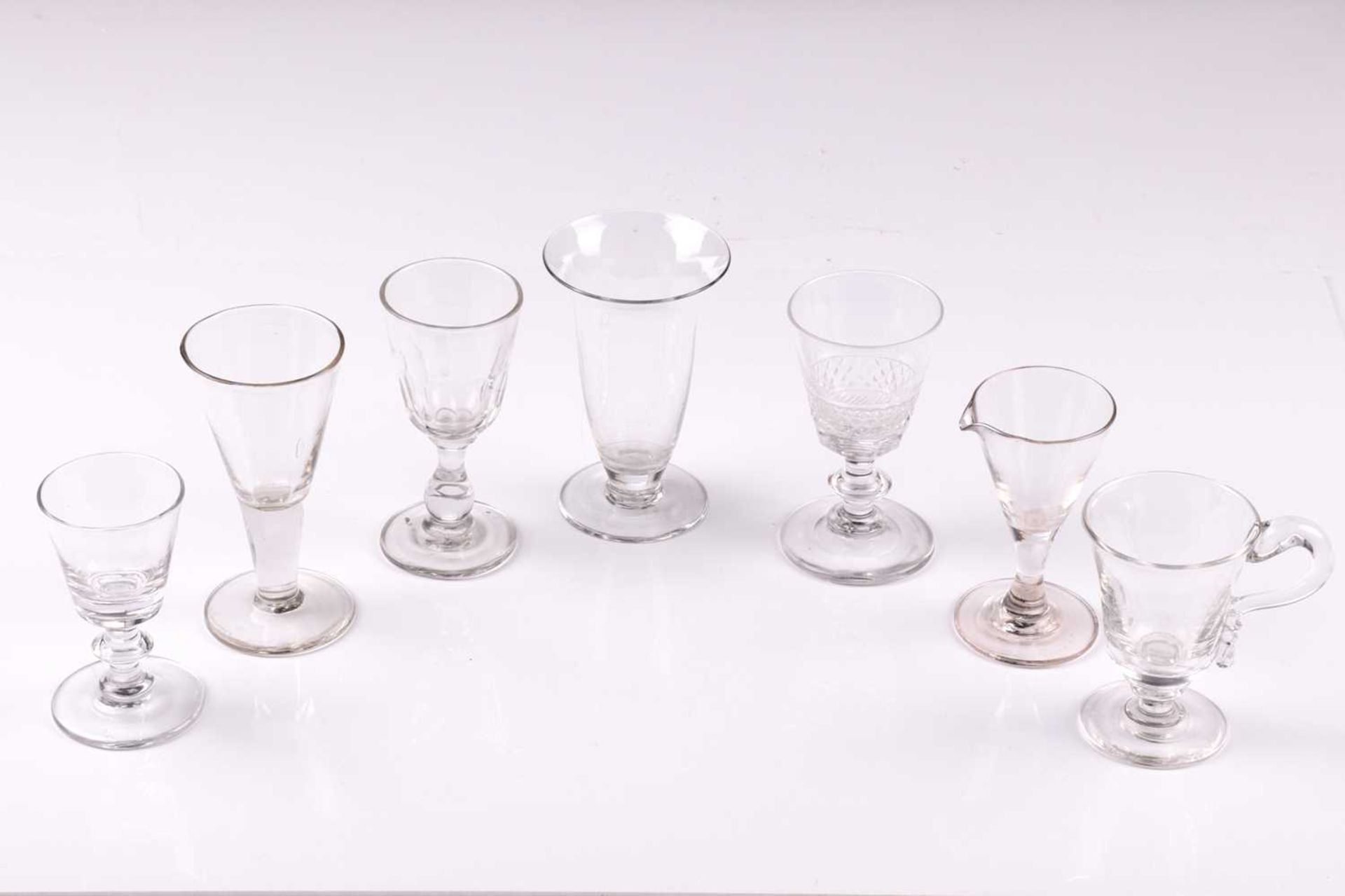 A collection of 19th century and later glasses, including custard cups, dwarf ales and other - Bild 5 aus 10