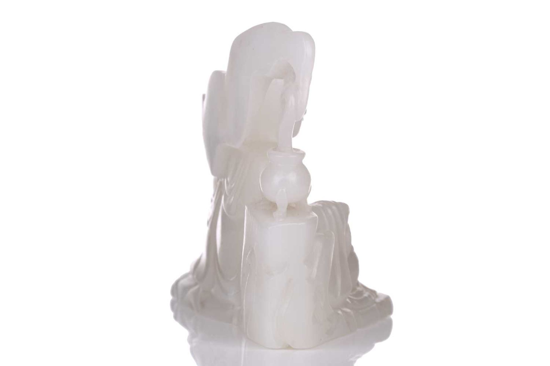 A Chinese white jade figure of Guanyin, seated in a recumbent pose with lotus flower in her left - Image 14 of 14