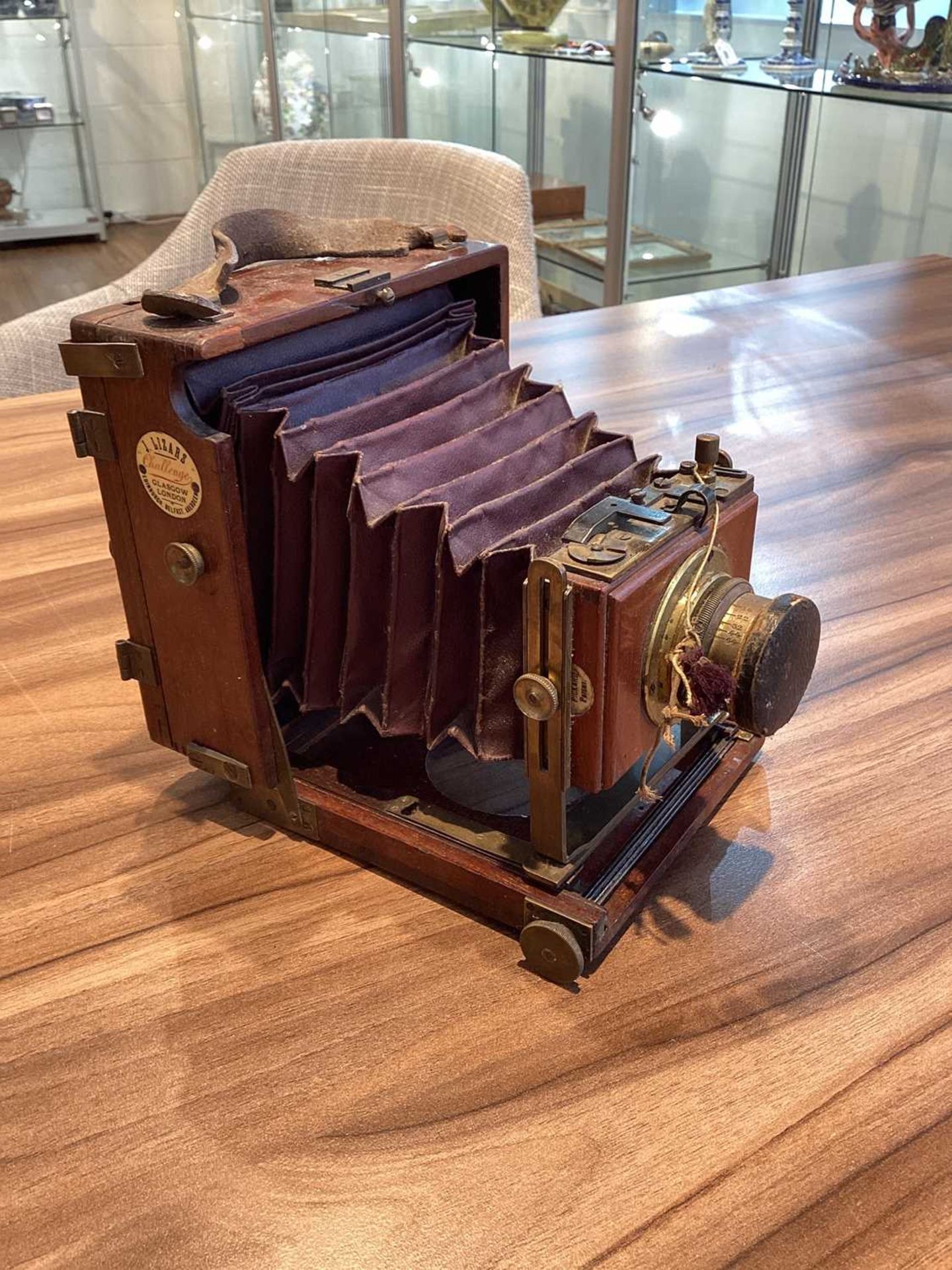 A collection of Edwardian and later cameras, to include a Linhof Technika of Germany standard 5 x - Bild 26 aus 31