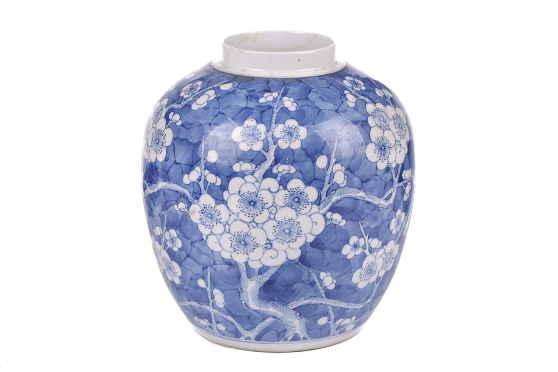 A large Chinese blue & white prunus pattern ginger jar and cover, late Qing, on cracked ice - Bild 3 aus 34