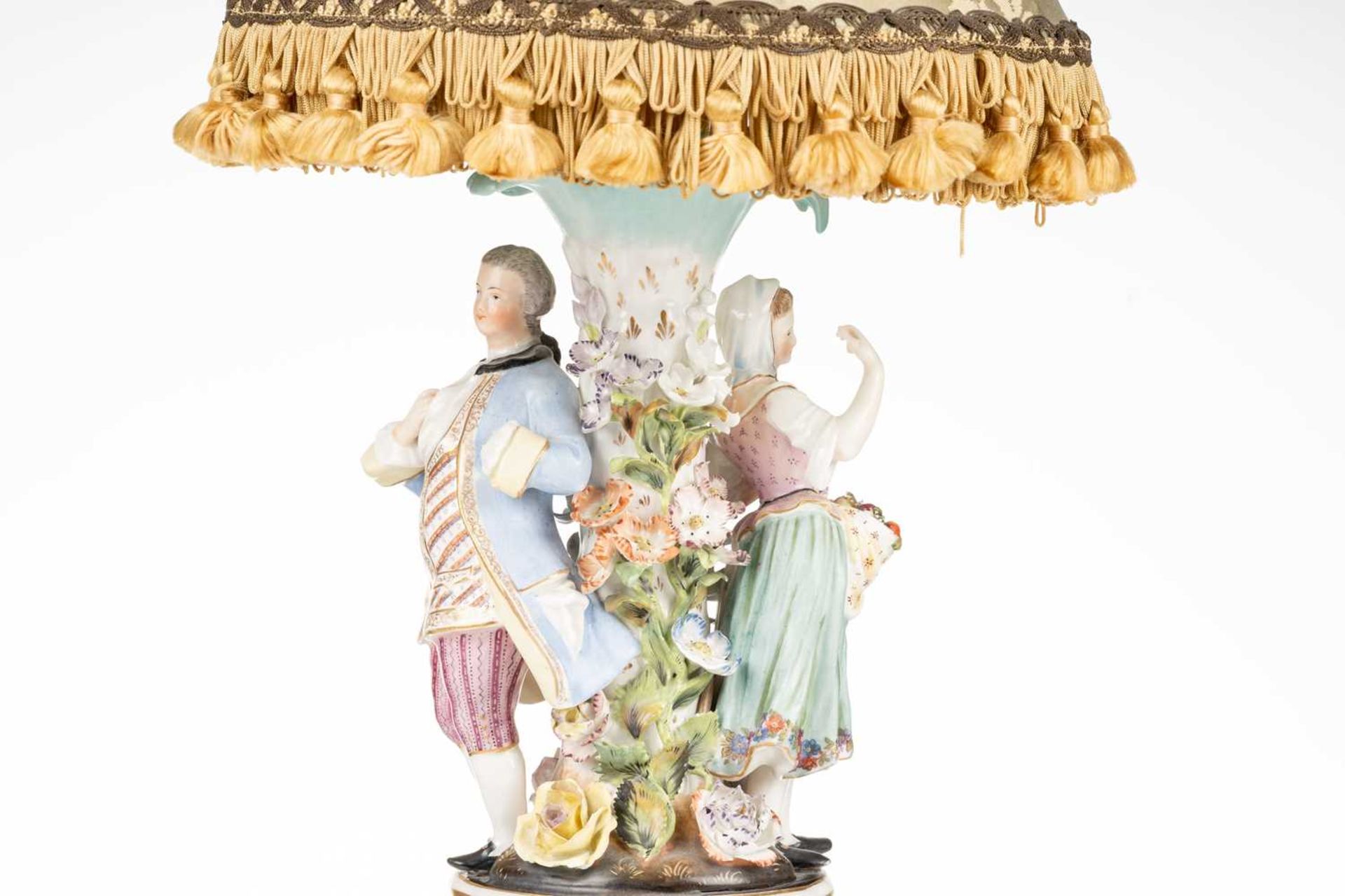 An early 20th-century Potschapel figural porcelain table lamp, modelled as a lady and gallant in - Bild 2 aus 8