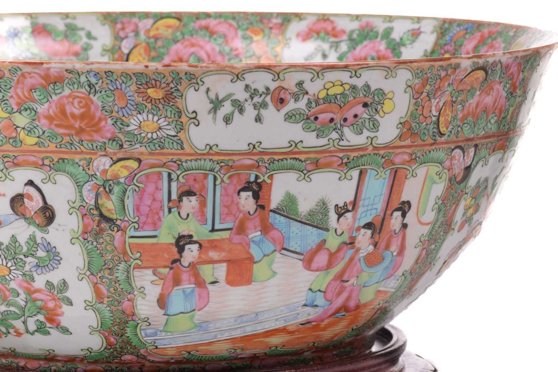 A large Cantonese 'Famille rose' enamel punch bowl, 19th century, decorated with alternating - Bild 4 aus 15