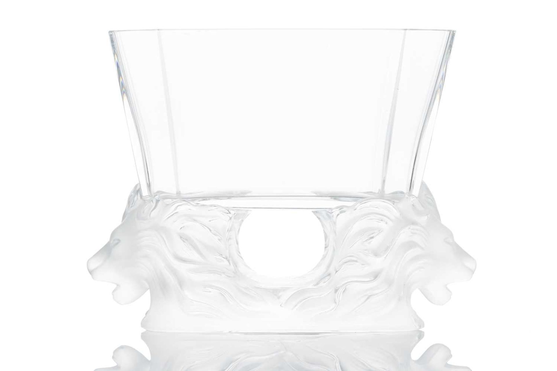 A Lalique frosted and clear glass 'Venise' vase, with lion heads in profile, etched 'Lalique France' - Bild 3 aus 9