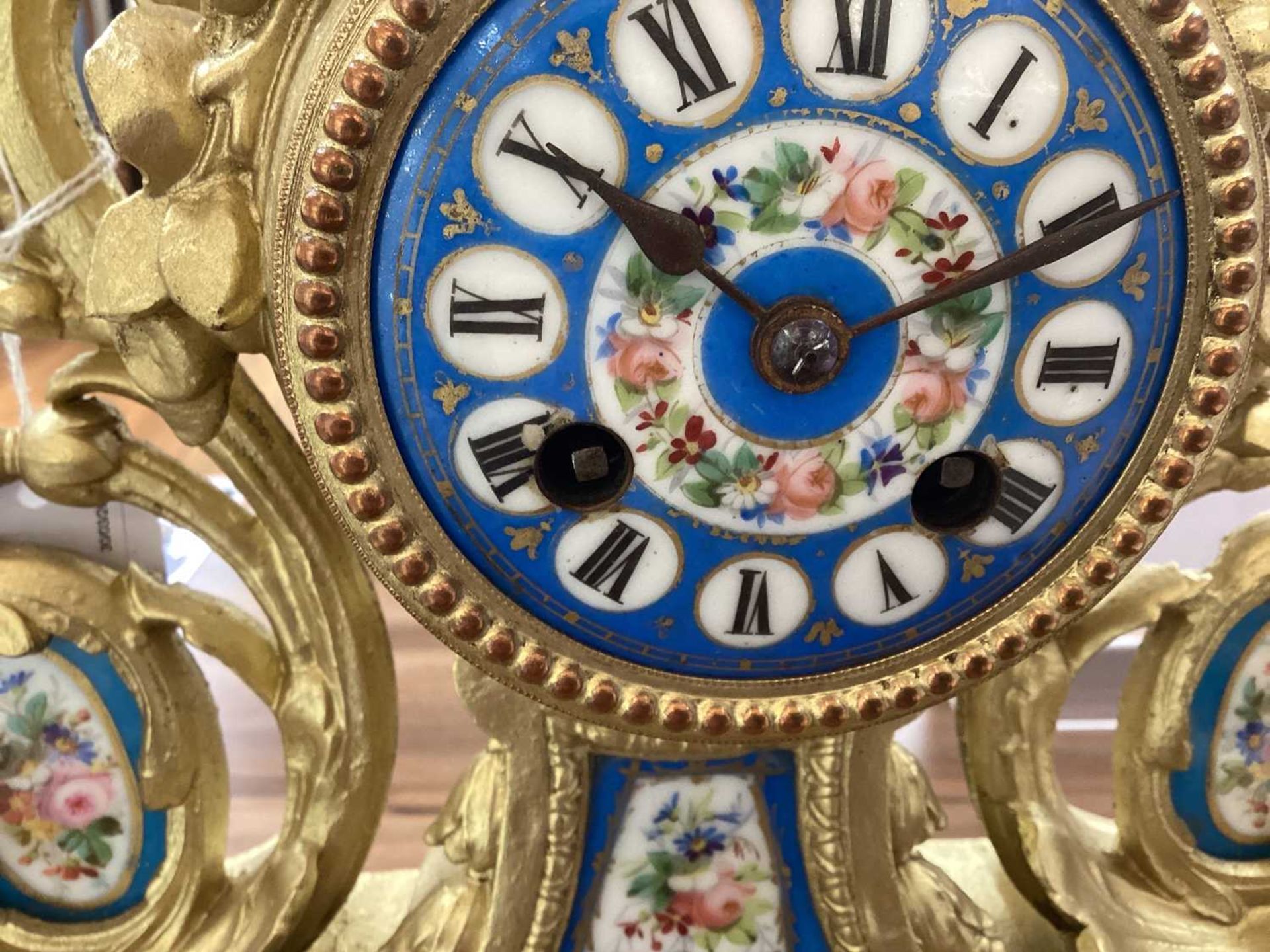 A Louis XVI-style 8-day gilt metal mantle clock, late 19th century, the architectural case set - Bild 12 aus 15