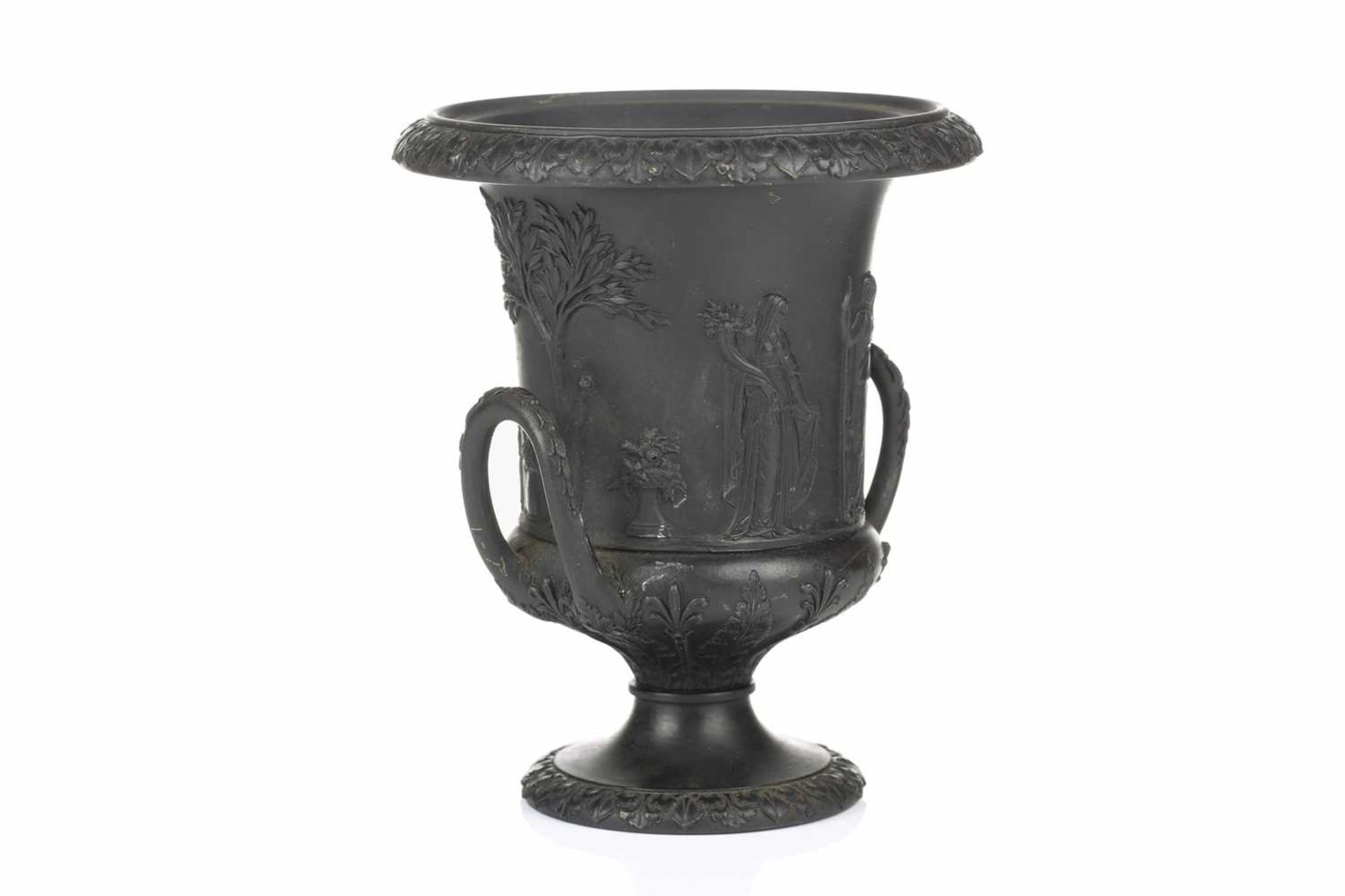 A 19th century Wedgwood black basalt urn of Campagna form, relief decorated with neo-classical - Bild 7 aus 11