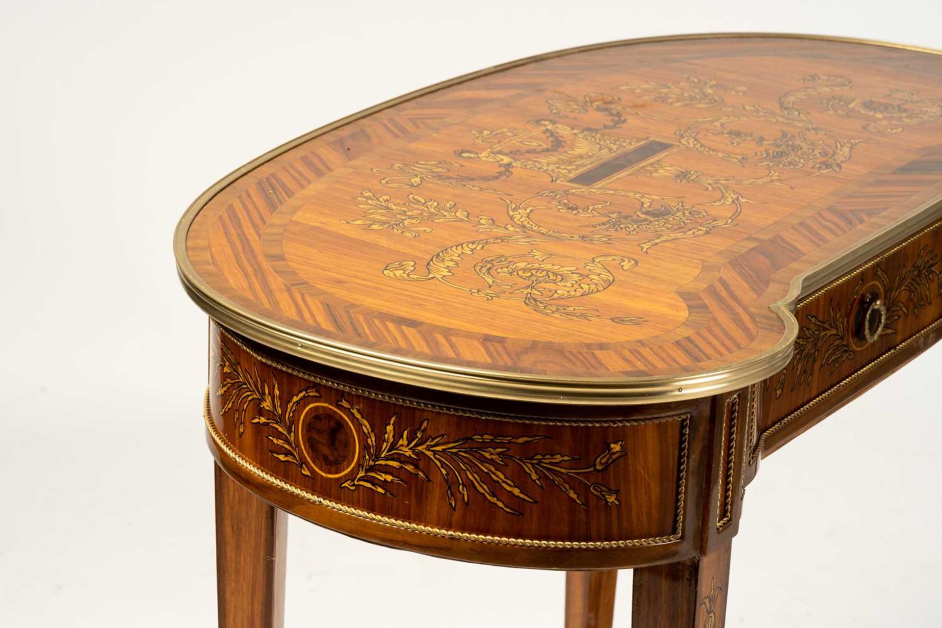 A Louis XVI style kidney shaped Kingwood bureau plat by Berry European Furniture,with inlaid and pen - Image 5 of 8