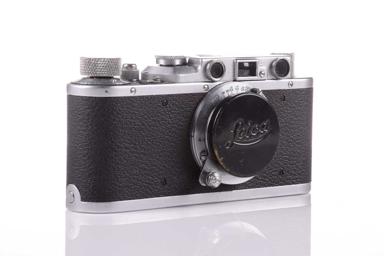 A Leitz Wetzlar Leica III Rangefinder camera, 35 mm, 1935, in original fitted leather case, serial - Image 3 of 14