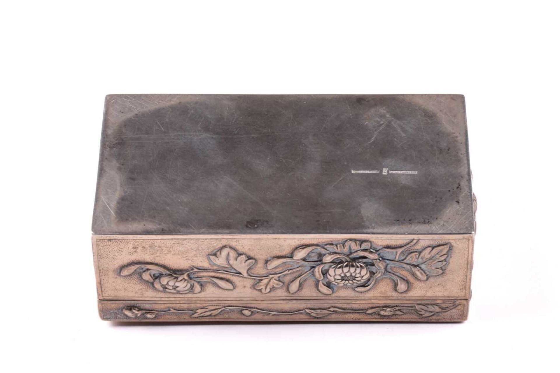 Two Chinese silver dressing table boxes, Hung Chong & Co, circa 1900, of rectangular and circular - Image 6 of 10