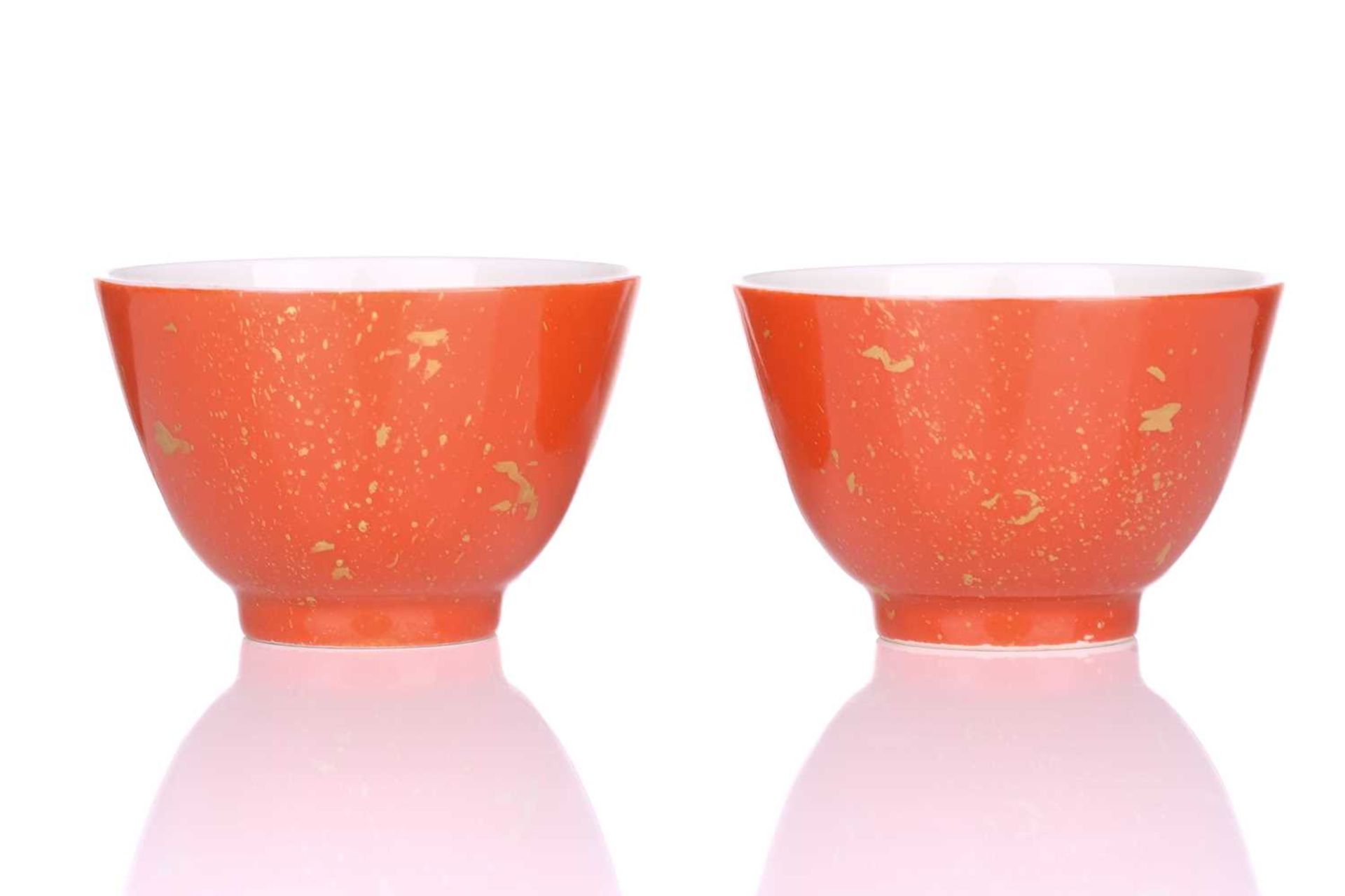 A pair of Chinese porcelain tea bowls, Republic period, with gilt splashes on a coral ground, - Bild 2 aus 13