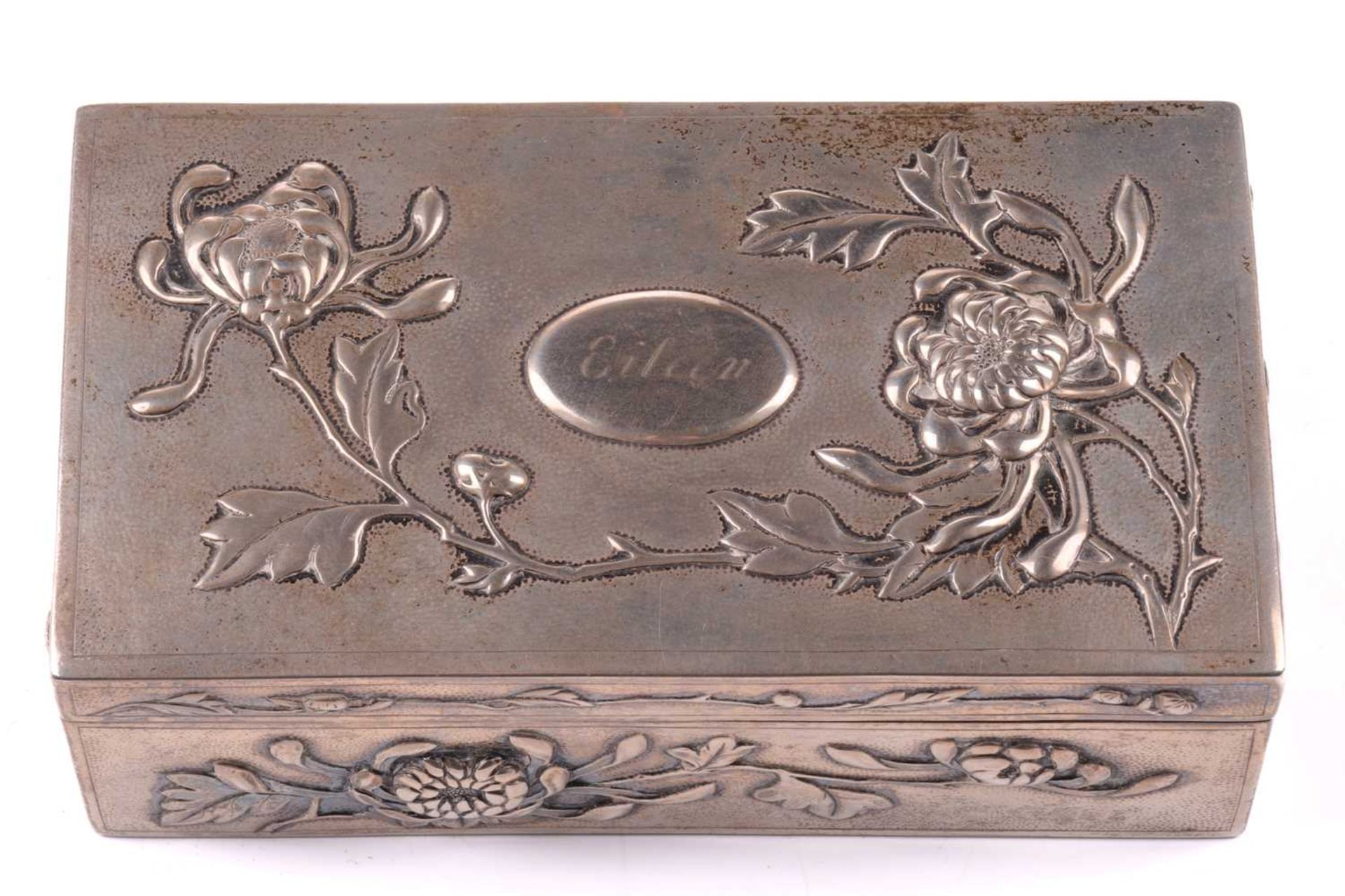 Two Chinese silver dressing table boxes, Hung Chong & Co, circa 1900, of rectangular and circular - Bild 4 aus 10