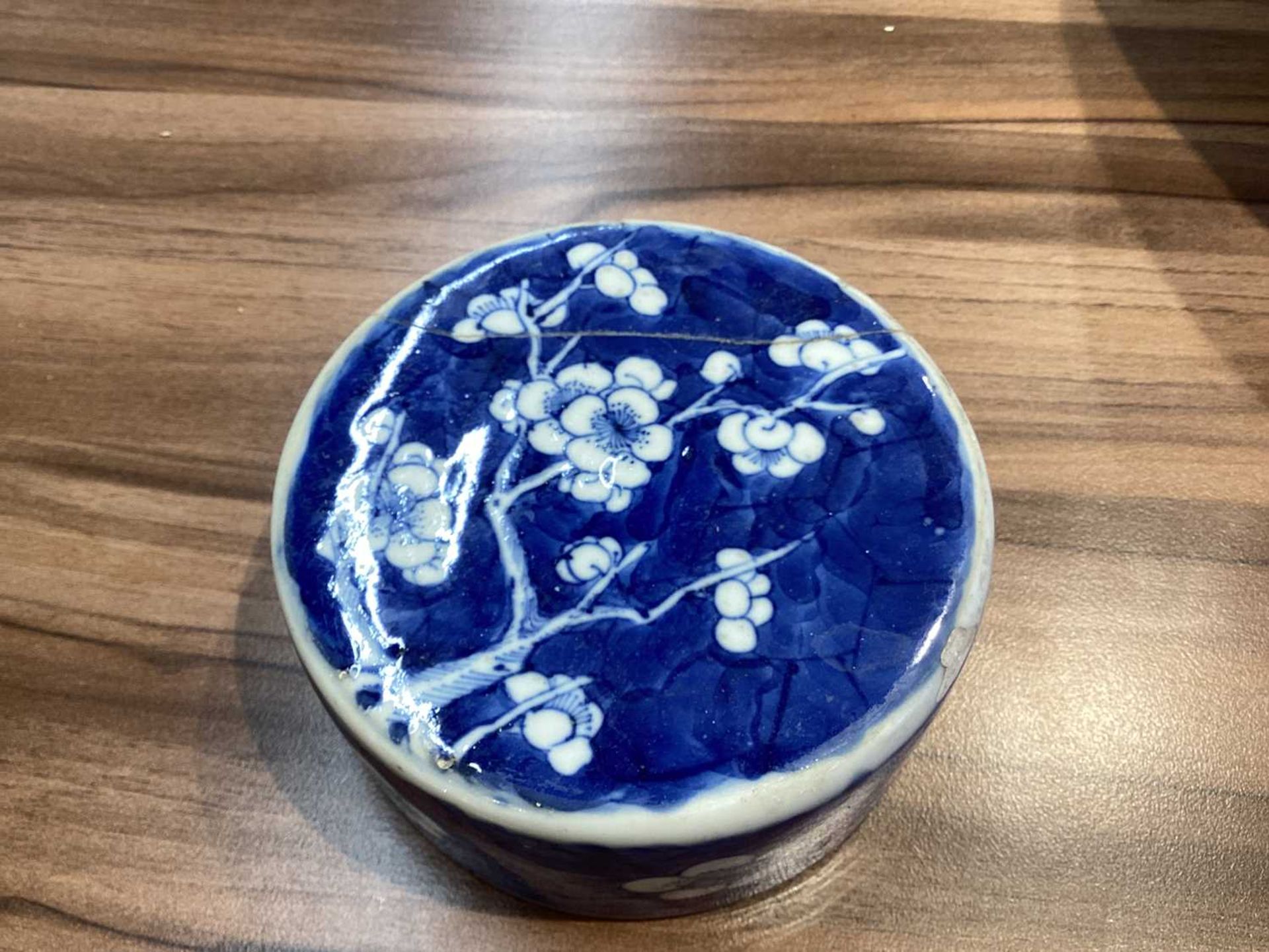 A large Chinese blue & white prunus pattern ginger jar and cover, late Qing, on cracked ice - Bild 25 aus 34