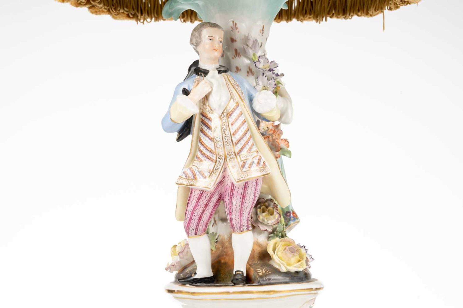 An early 20th-century Potschapel figural porcelain table lamp, modelled as a lady and gallant in - Bild 4 aus 8