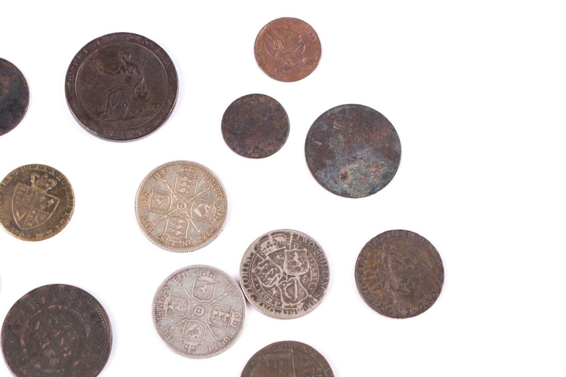 A collection of UK coins and trade tokens, comprising a Charles I 20 shilling coin weight, a William - Bild 12 aus 12