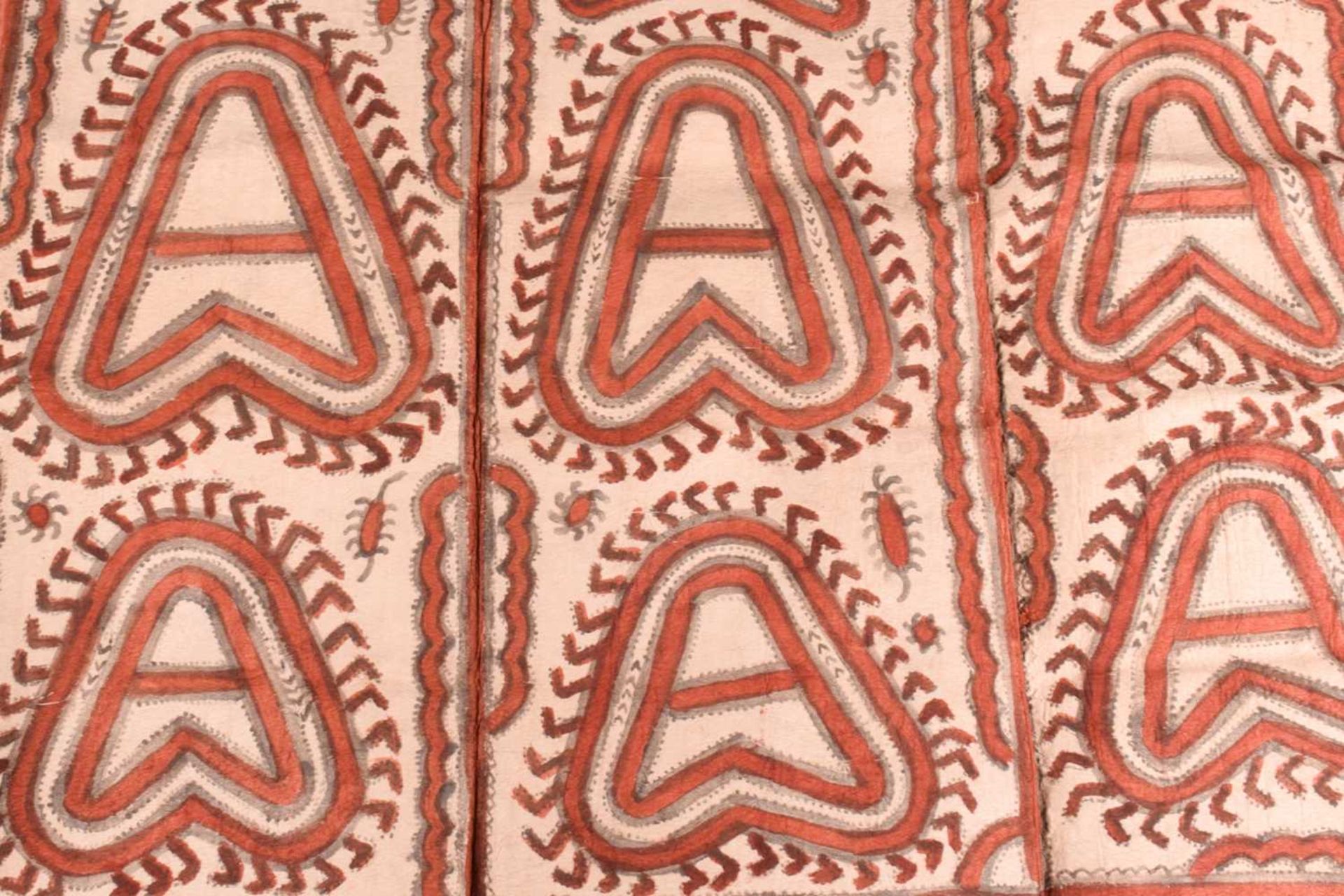 A Papua New Guinea Tapa Cloth rectangular panel worked in stylized hooked hearts and insects in - Bild 2 aus 10