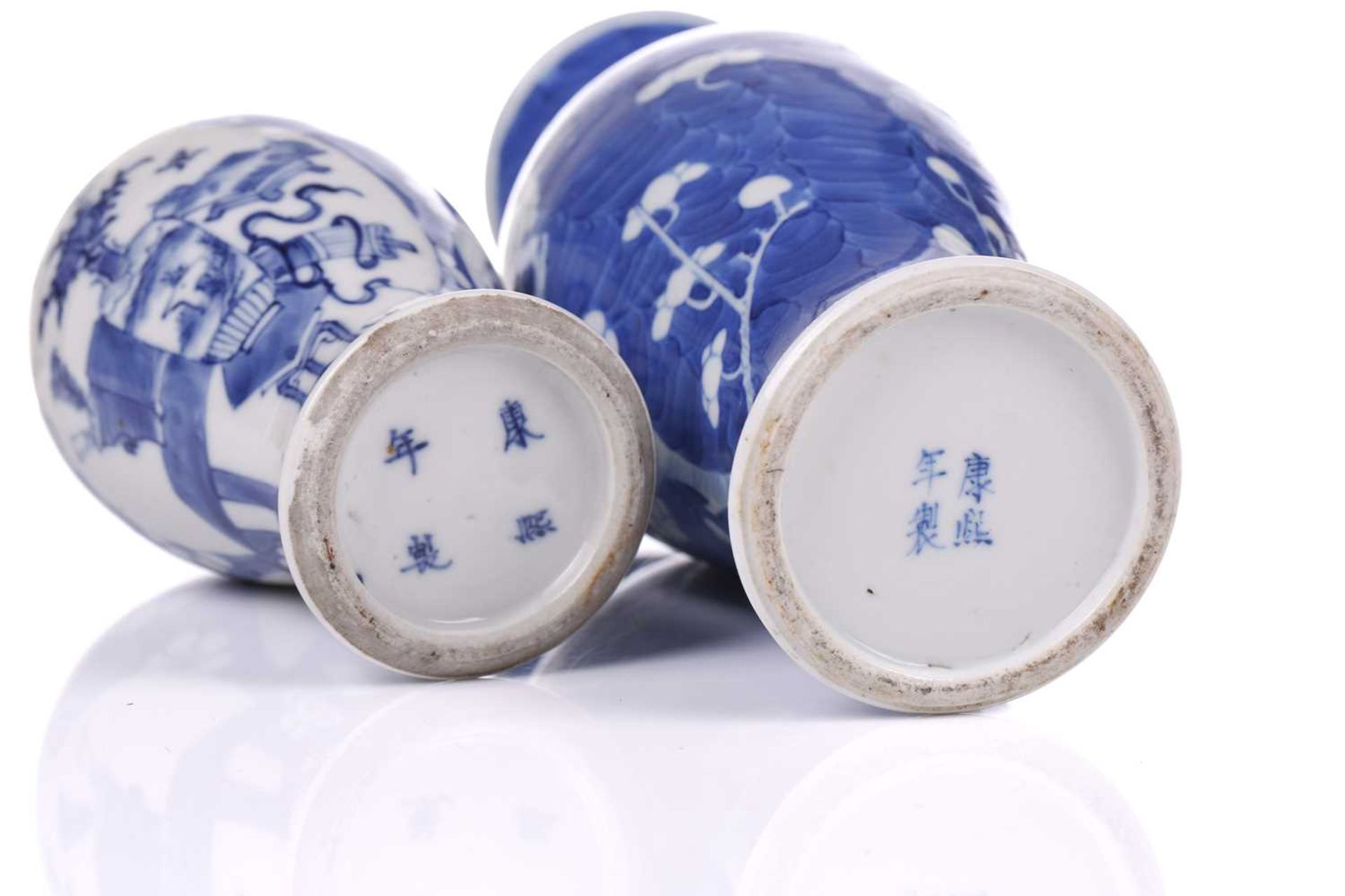 A large Chinese blue & white prunus pattern ginger jar and cover, late Qing, on cracked ice - Bild 6 aus 34