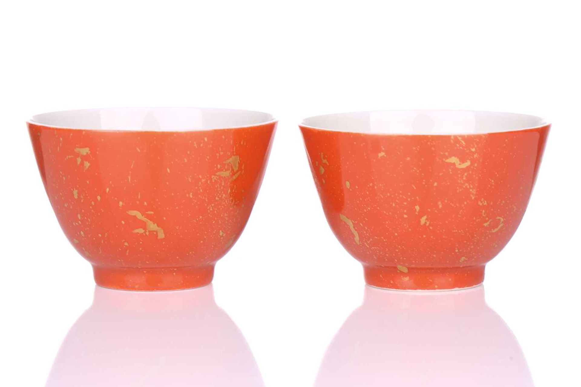 A pair of Chinese porcelain tea bowls, Republic period, with gilt splashes on a coral ground, - Image 11 of 13