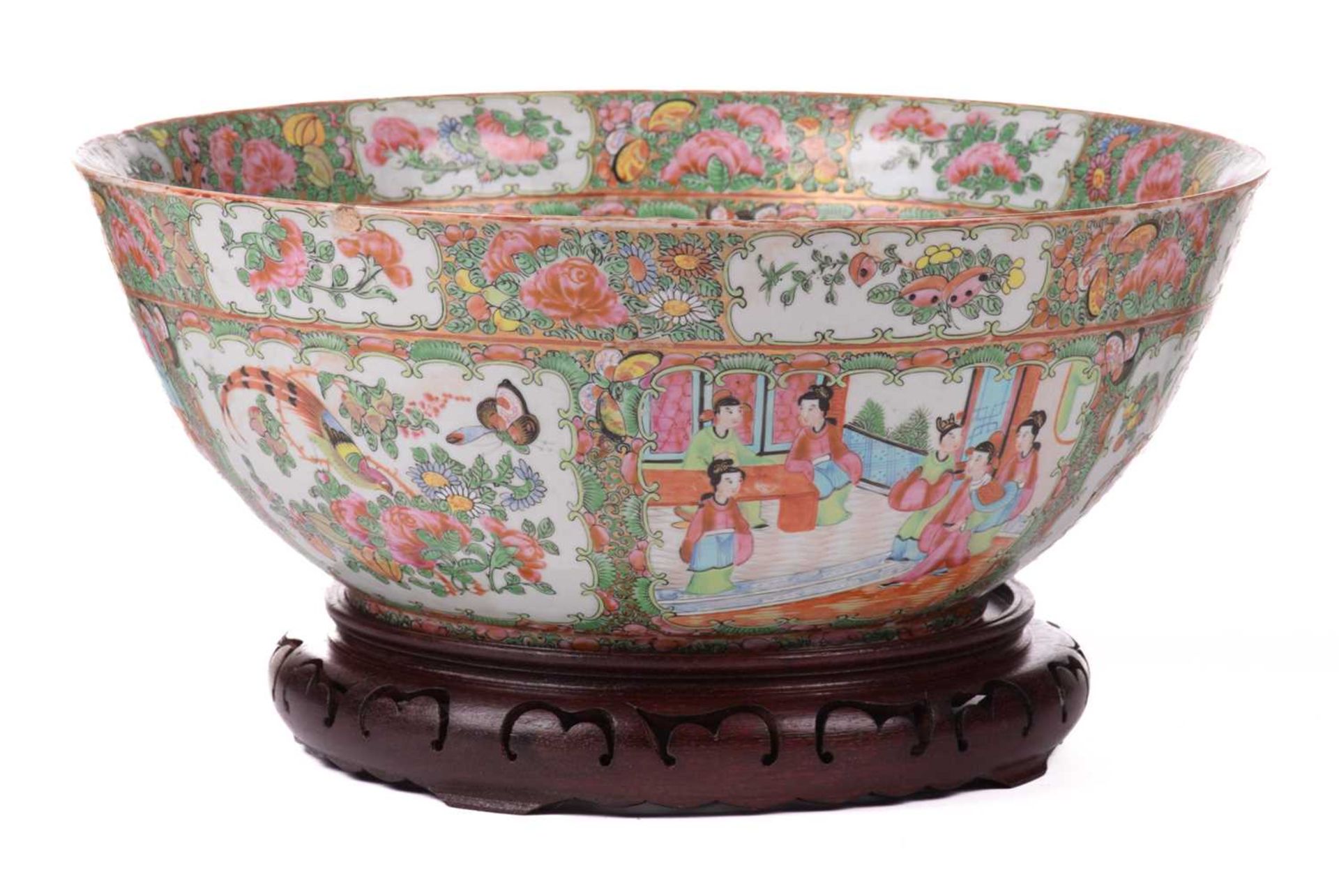 A large Cantonese 'Famille rose' enamel punch bowl, 19th century, decorated with alternating - Bild 2 aus 15