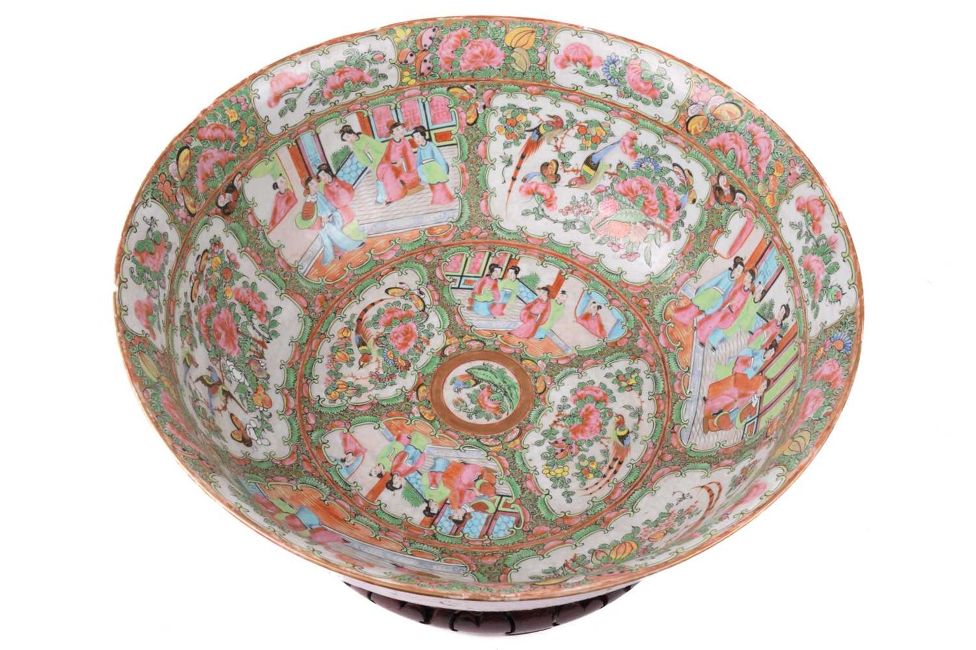 A large Cantonese 'Famille rose' enamel punch bowl, 19th century, decorated with alternating - Bild 3 aus 15