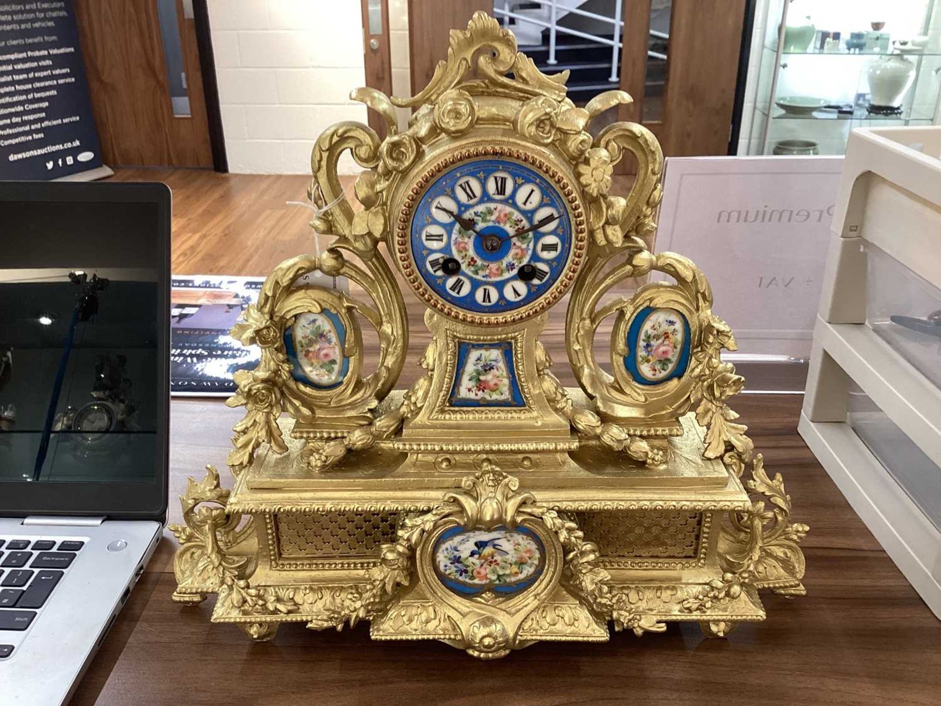 A Louis XVI-style 8-day gilt metal mantle clock, late 19th century, the architectural case set - Bild 13 aus 15