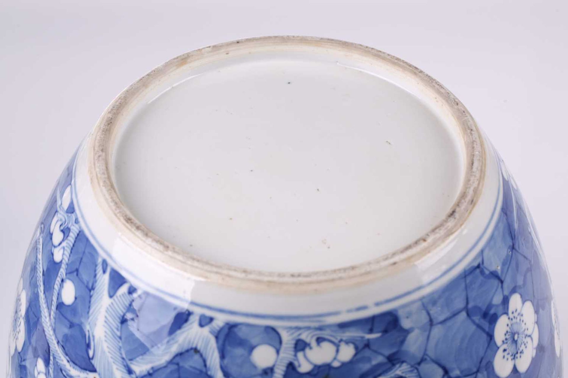 A large Chinese blue & white prunus pattern ginger jar and cover, late Qing, on cracked ice - Bild 8 aus 34