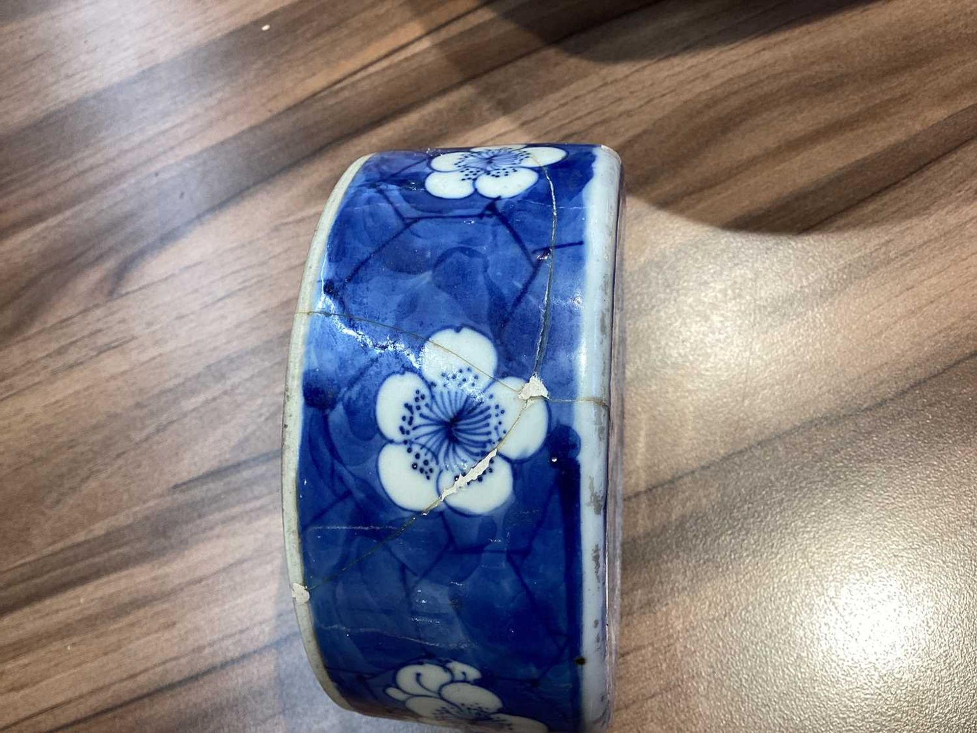 A large Chinese blue & white prunus pattern ginger jar and cover, late Qing, on cracked ice - Bild 27 aus 34