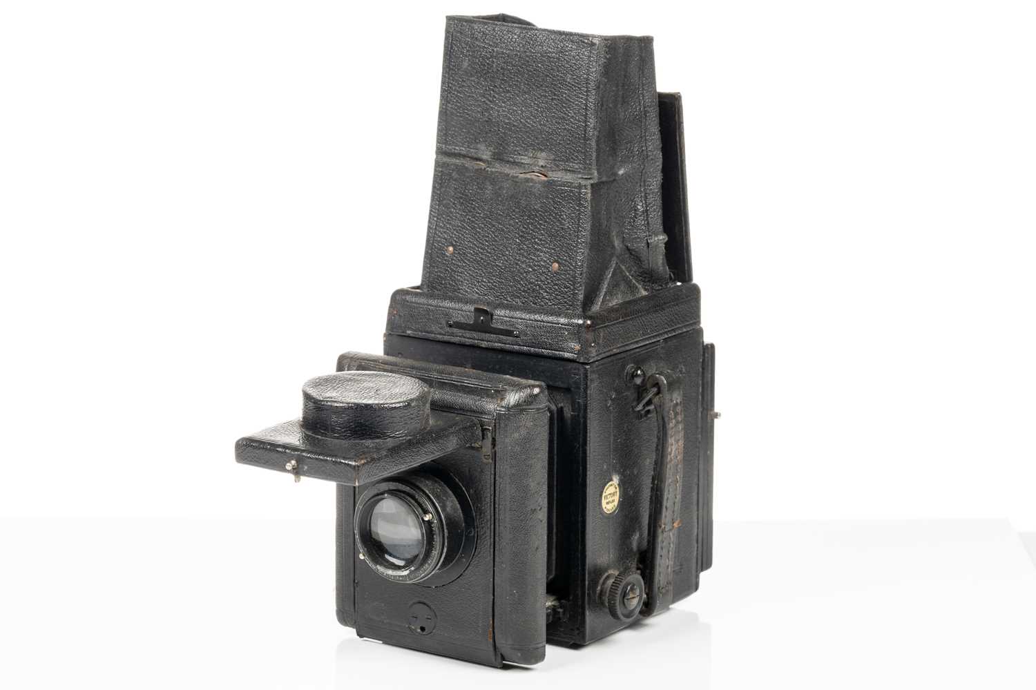 A collection of Edwardian and later cameras, to include a Linhof Technika of Germany standard 5 x - Image 2 of 31