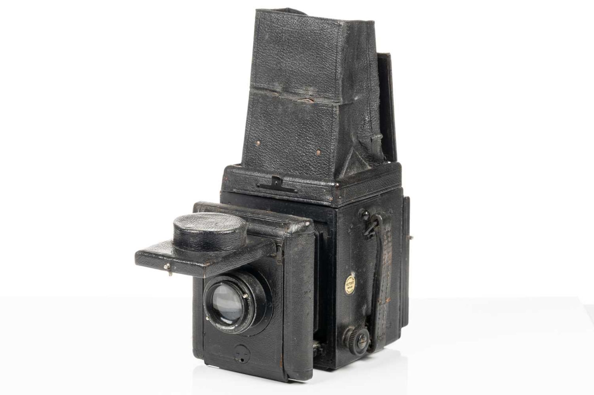 A collection of Edwardian and later cameras, to include a Linhof Technika of Germany standard 5 x - Image 2 of 31